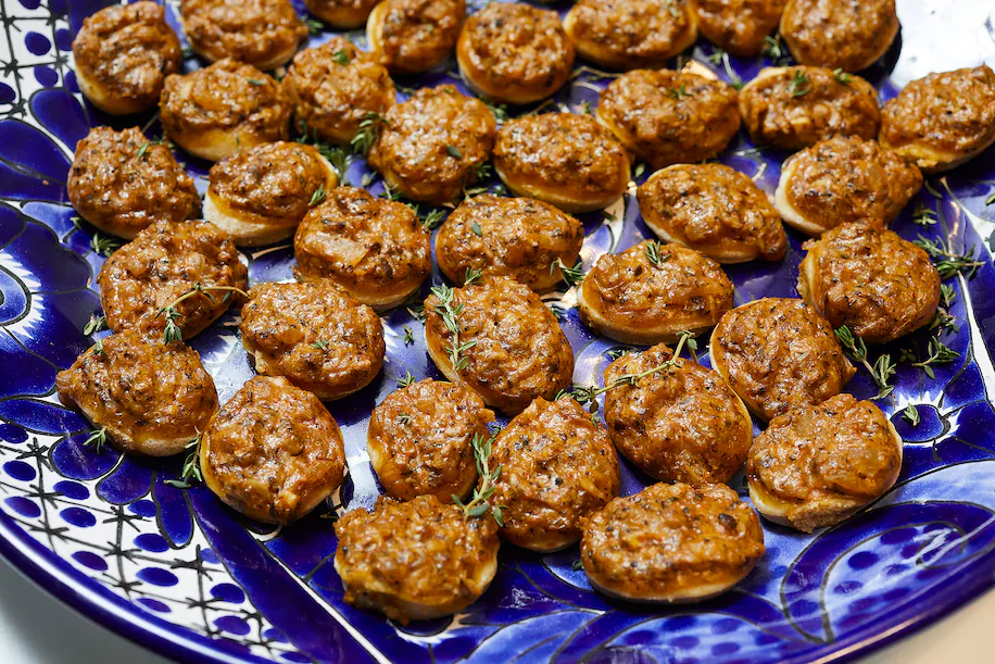Círculos de patatas con champiñones y tomillo, uno de los platos del libro de cocina familiar de Steven Fenves que el chef Alon Shaya sirvió en una recaudación de fondos en junio. (Deb Lindsey para The Washington Post)