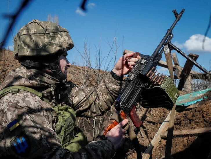 Foto del lunes de un soldado ucraniano con una ametralladora en una trinchera en la localidad de Travneve, en la region de Donetsk 
Feb 21, 2022. REUTERS/Gleb Garanich