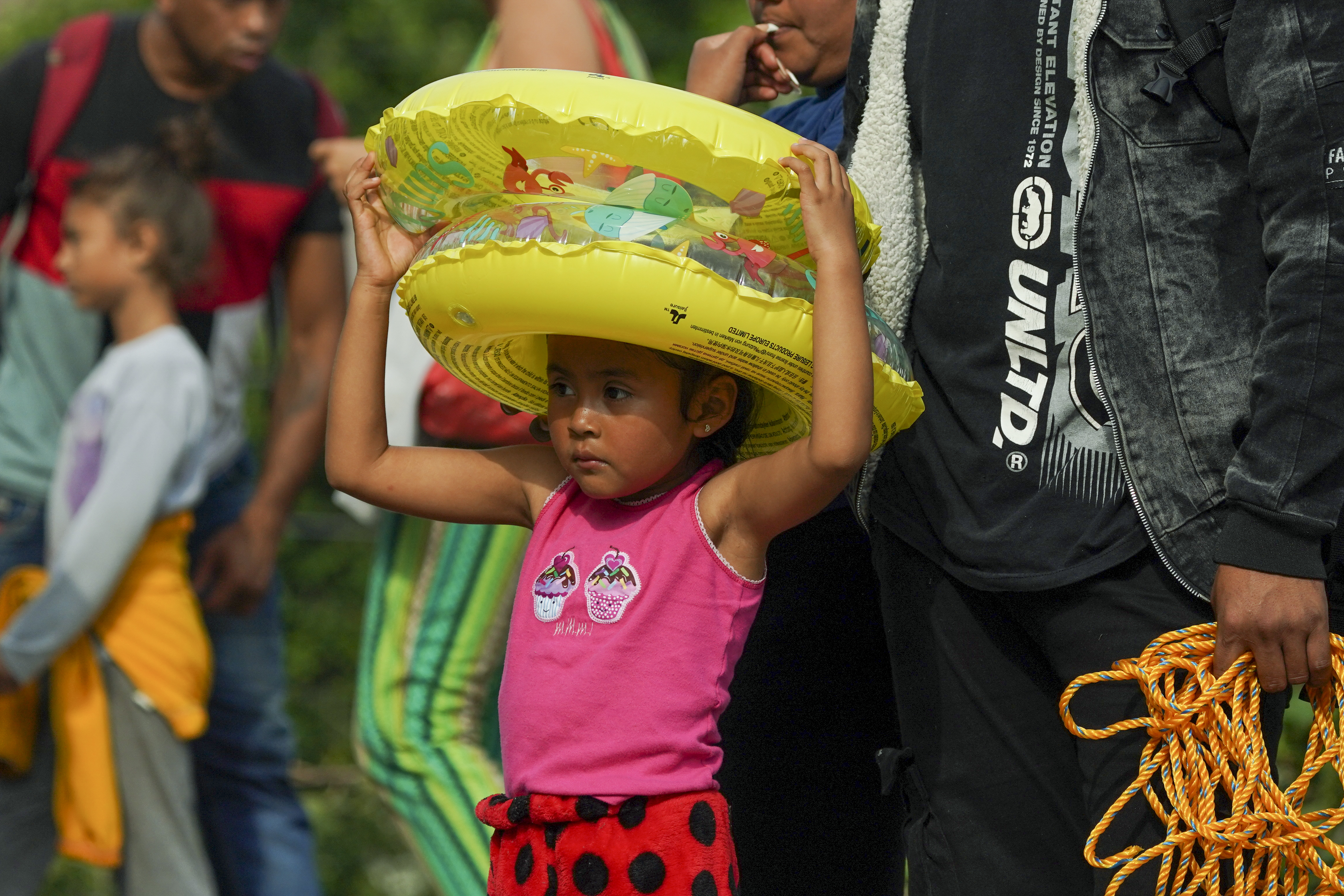 Unos 1.300 migrantes, entre ellos familias con niños pequeños, cruzaron a la altura de Ciudad Juárez, en México, pero la patrulla fronteriza estadounidense los interceptó, constató una periodista de la AFP. (AP)