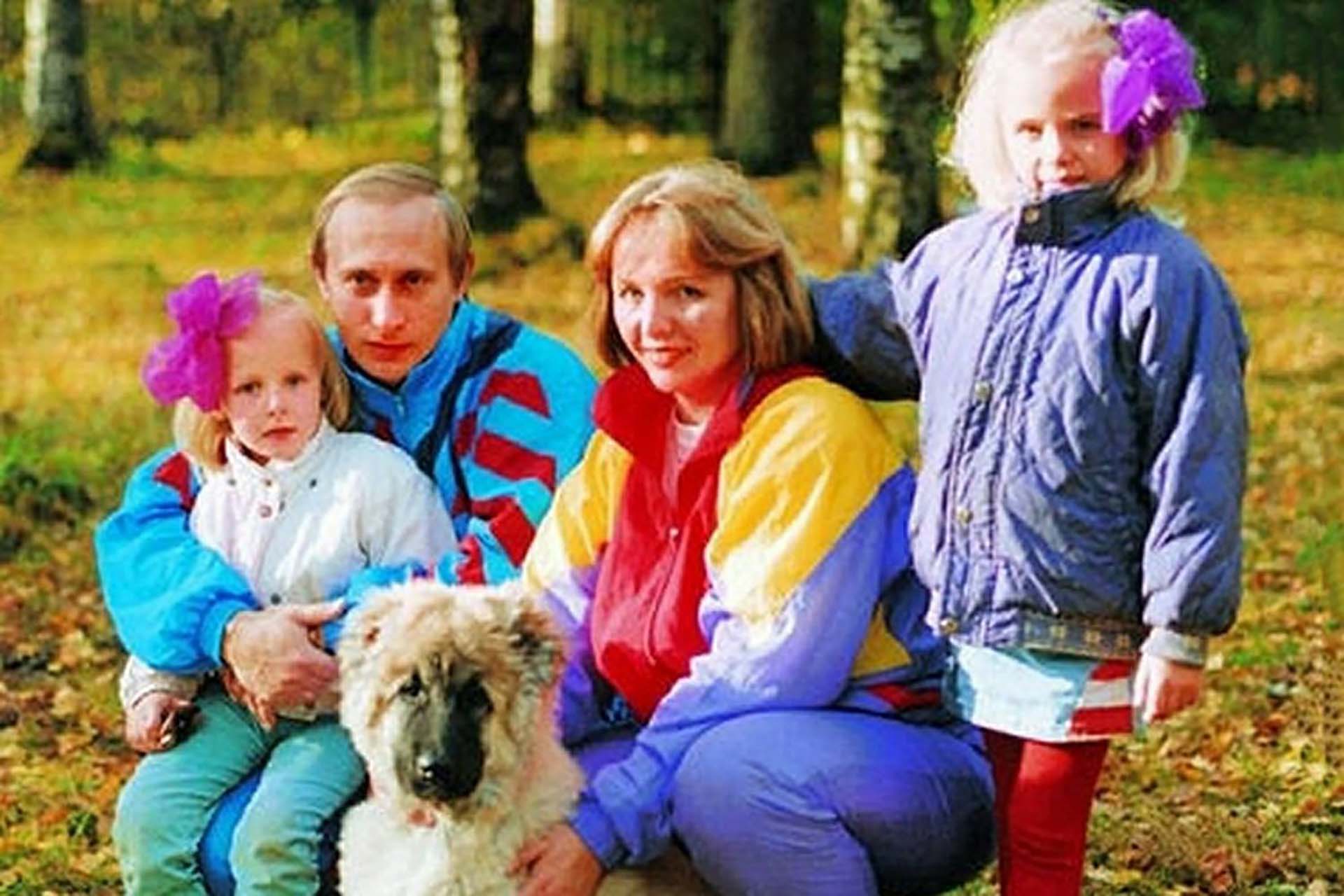 Vladimir Putin con su ex esposa, Ludmila, y sus hijas, Masha y Katia, la más pequeña, que nació en la RDA mientras él estaba en misión del KGB en Dresde. (Russian Archives/Zuma Wire/Shutterstock)
