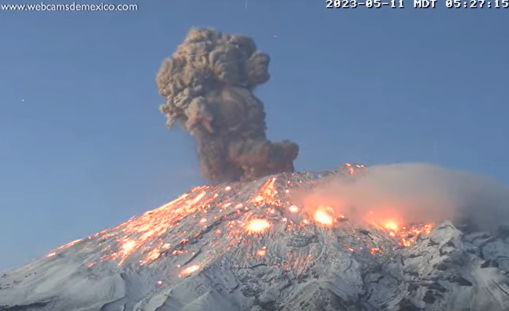 Fuerte explosi&oacute;n del volc&aacute;n Popocat&eacute;petl este jueves 11 de mayo. Foto: Captura de Pantalla / Webcams de M&eacute;xico