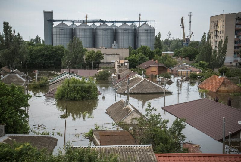 Una vista muestra una zona inundada tras la rotura de la presa de Nova Kajovka, en medio del ataque de Rusia a Ucrania, en Kherson, Ucrania. 8 de junio, 2023. REUTERS/Vladyslav Musiienko