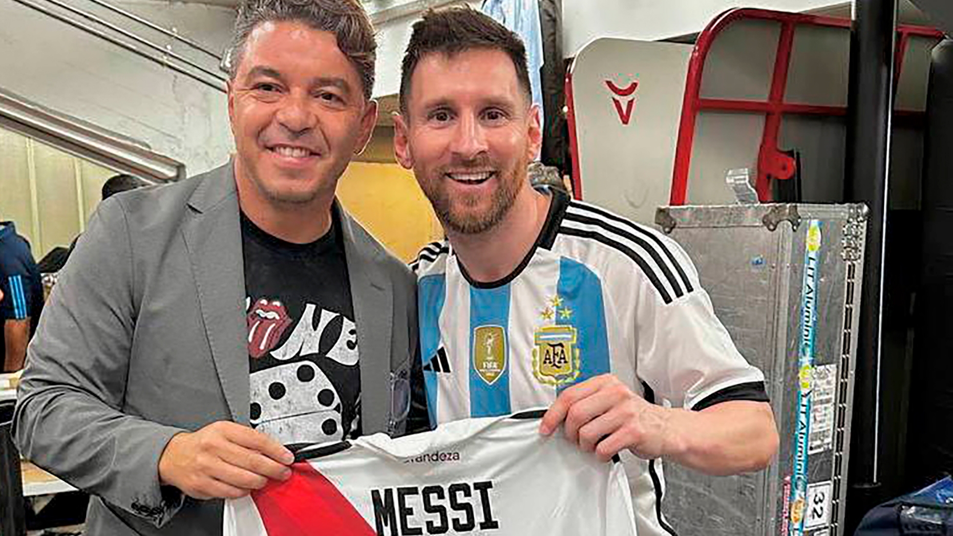 Gallardo y Messi, con la camista de River