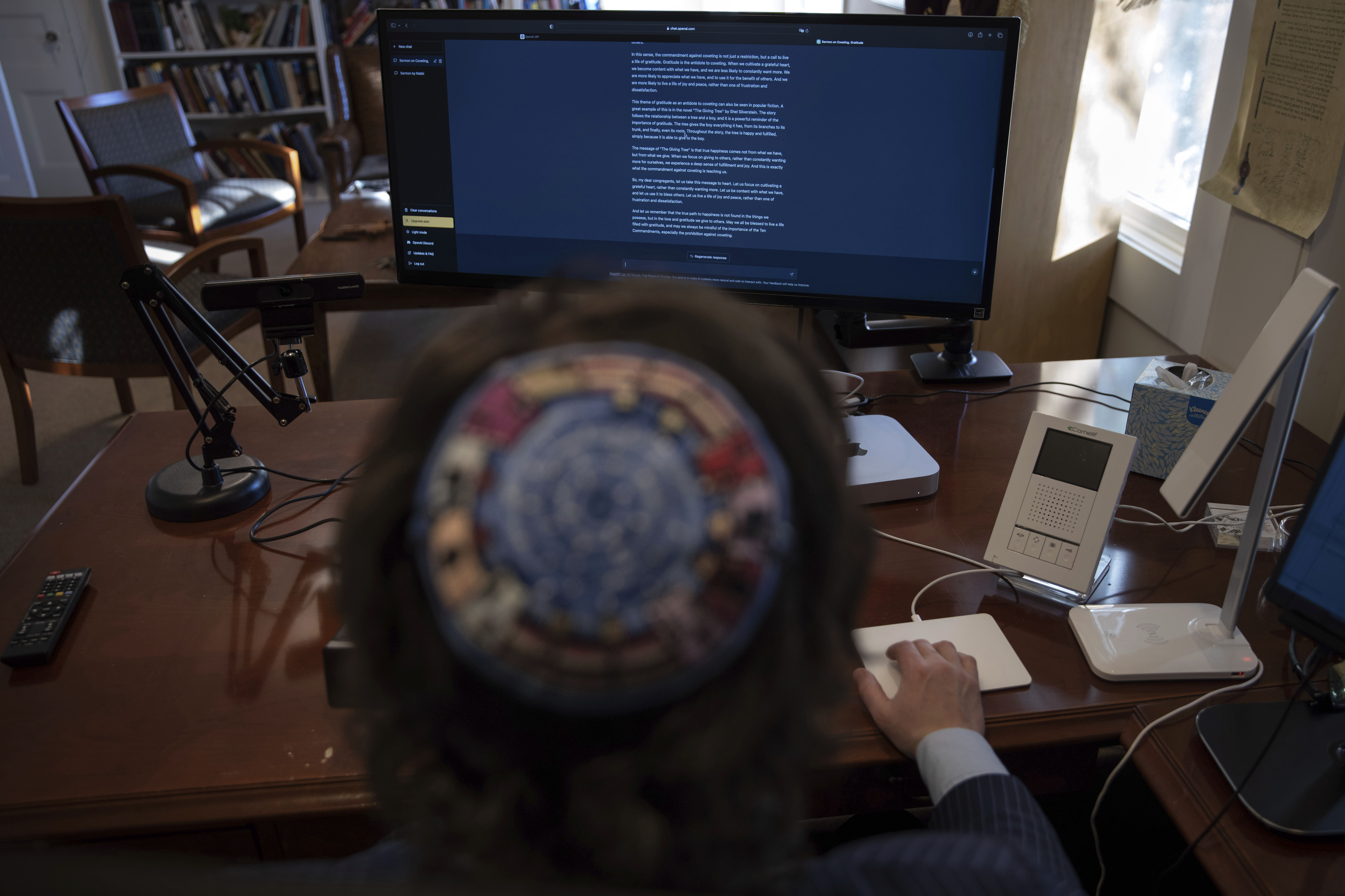 El rabino Joshua Franklin usa el programa de inteligencia artificial Chat GPT  (AP Photo/Robert Bumsted )