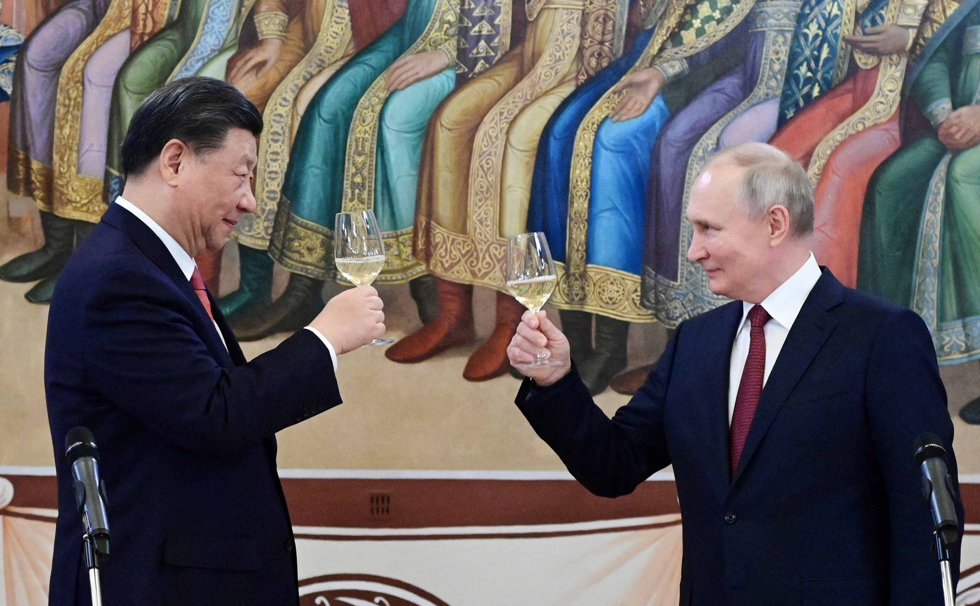 Xi y Putin en el Kremlin. China dio un apoyo diplomático a las ambiciones bélicas del líder ruso, pero limitó su ayuda militar y económica. (Sputnik/Pavel Byrkin/Kremlin via REUTERS) 