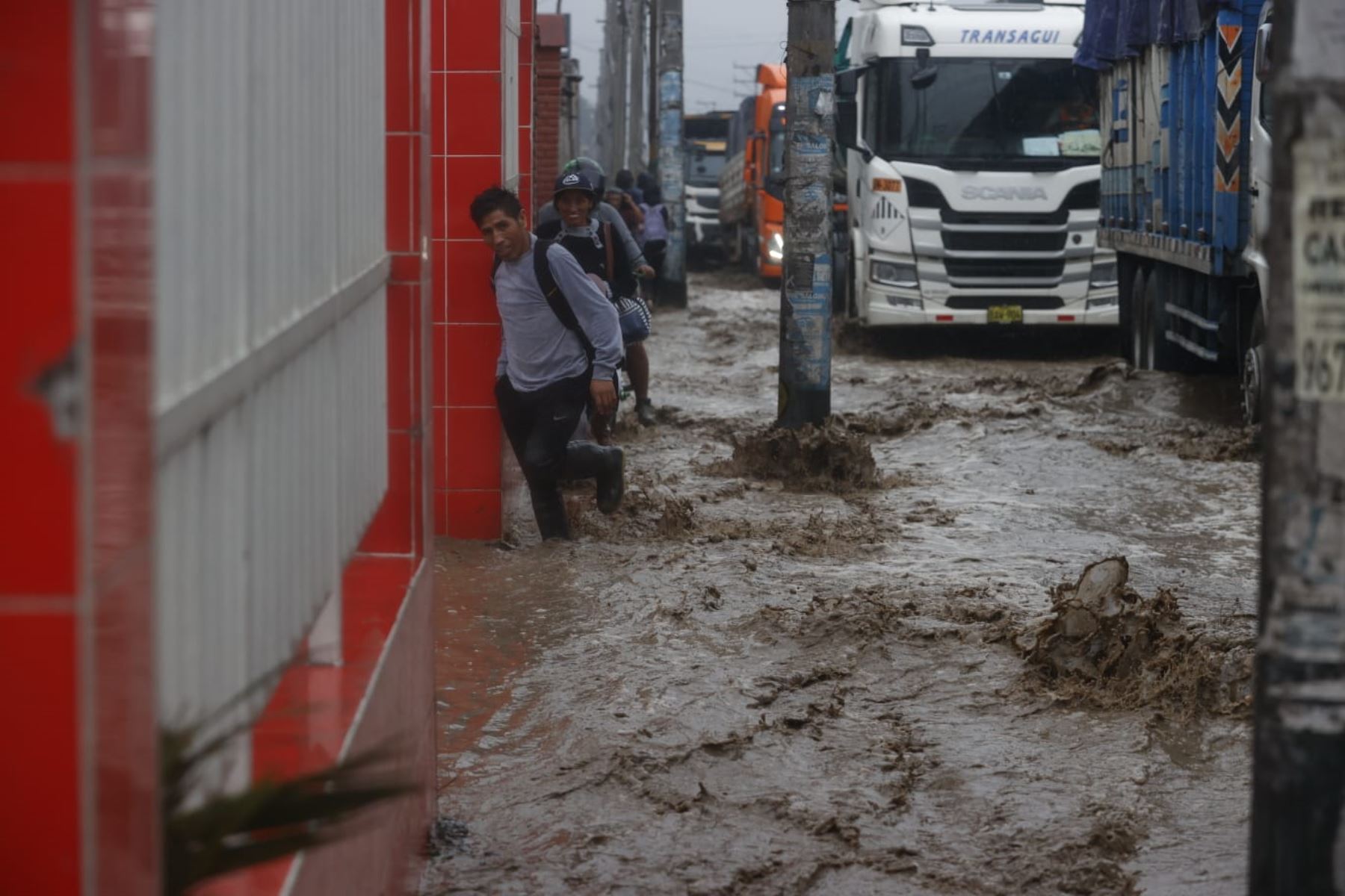 Las lluvias de fuerte intensidad en Chaclacayo han generado la crecida de quebradas cercanas al distrito, destruyendo todo a su paso, incluidas las pistas que terminaron rotas. (Andina)