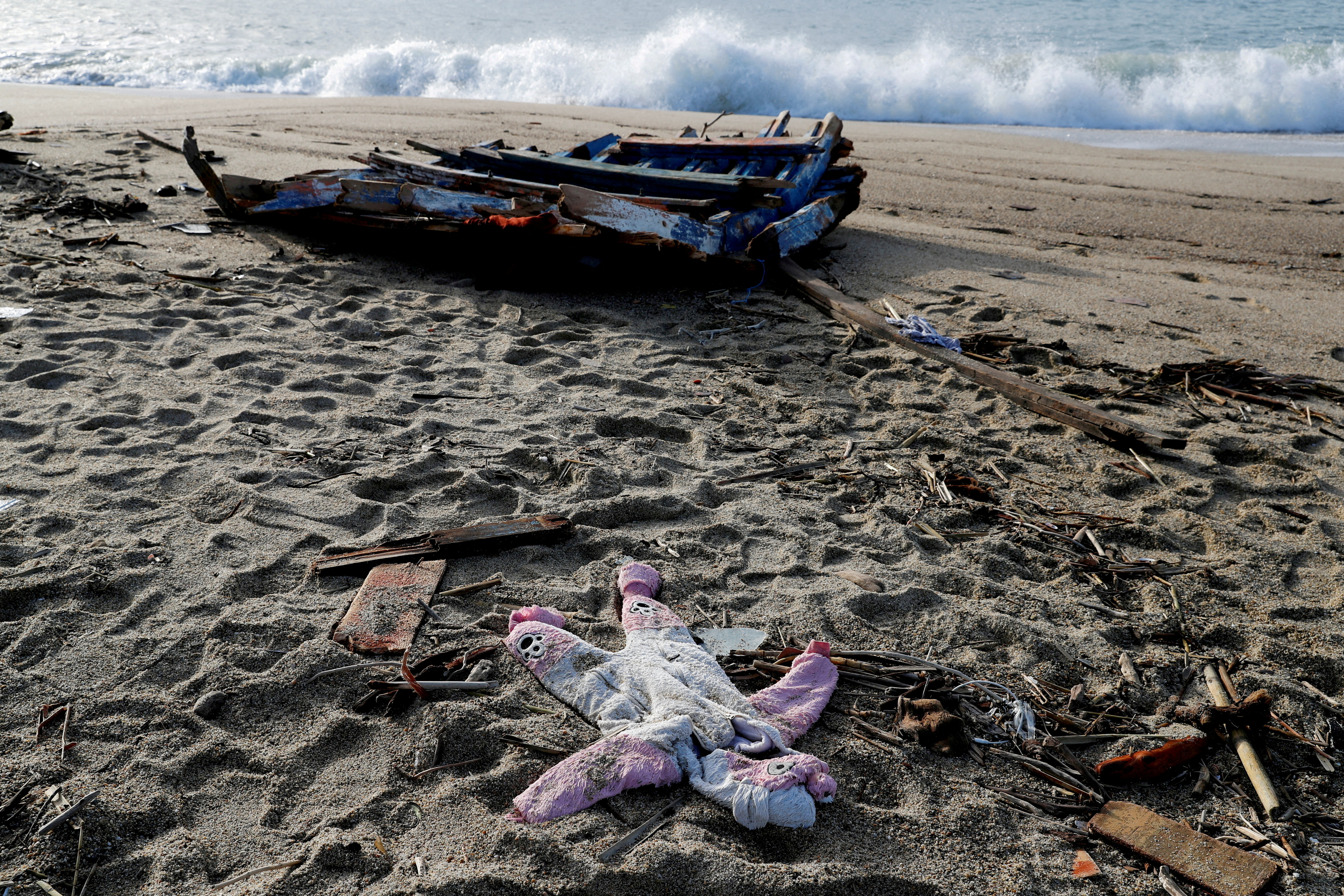 Un pedazo del barco y una pieza de ropa del naufragio mortal de migrantes se ven en Steccato di Cutro cerca de Crotone, Italia, 28 de febrero de 2023. REUTERS/Remo Casilli/Foto de archivo