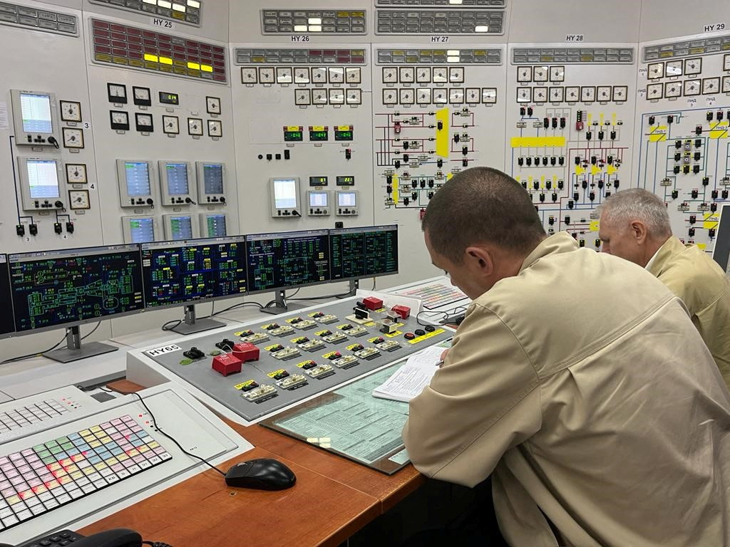 Empleados trabajan en la planta de energía nuclear de Zaporizhzhia, controlada por Rusia, durante una visita de miembros de la misión de la OIEA) (OIEA)/Reuters)
