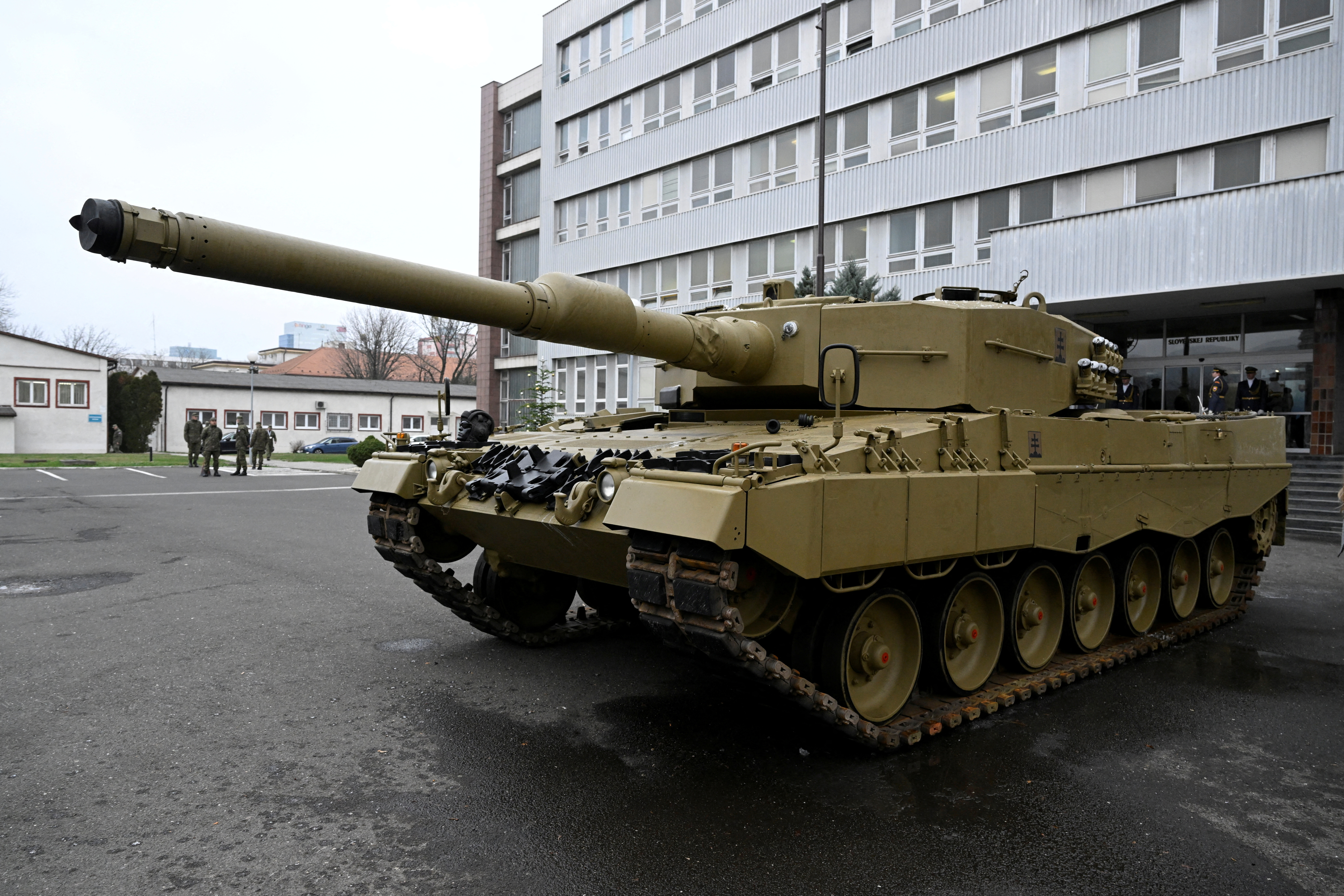 Alemania entrega sus primeros tanques Leopard a Eslovaquia como parte de un acuerdo después de que Eslovaquia donara vehículos de combate a Ucrania, en Bratislava, Eslovaquia, 19 de diciembre de 2022. REUTERS/Radovan Stoklasa/Archivo