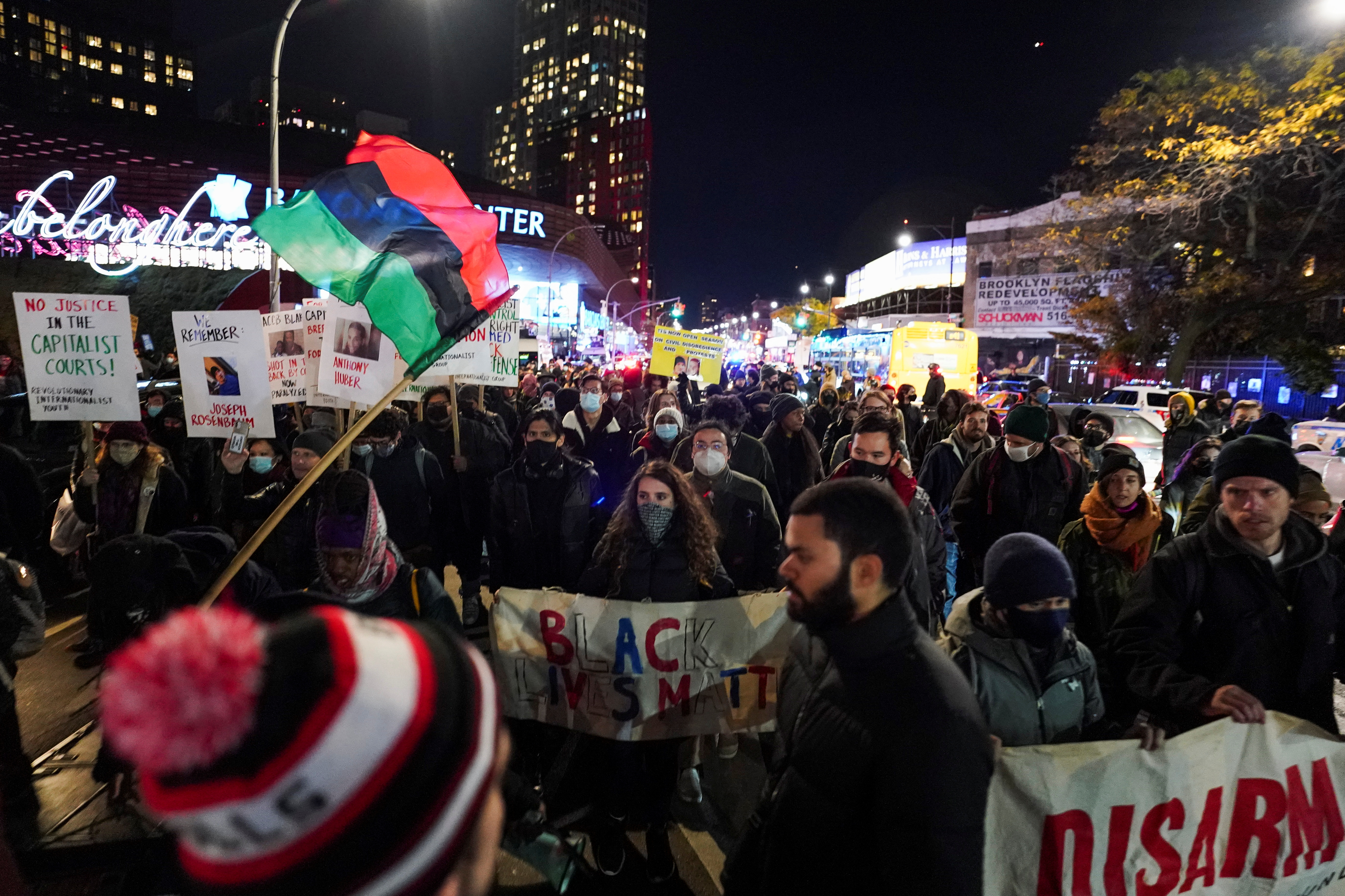 Manifestantes protestan contra el veredicto de Kyle Rittenhouse en el Barclays Center en el barrio de Brooklyn, Nueva York, Estados Unidos, 19 de noviembre de 2021. REUTERS/David Dee Delgado