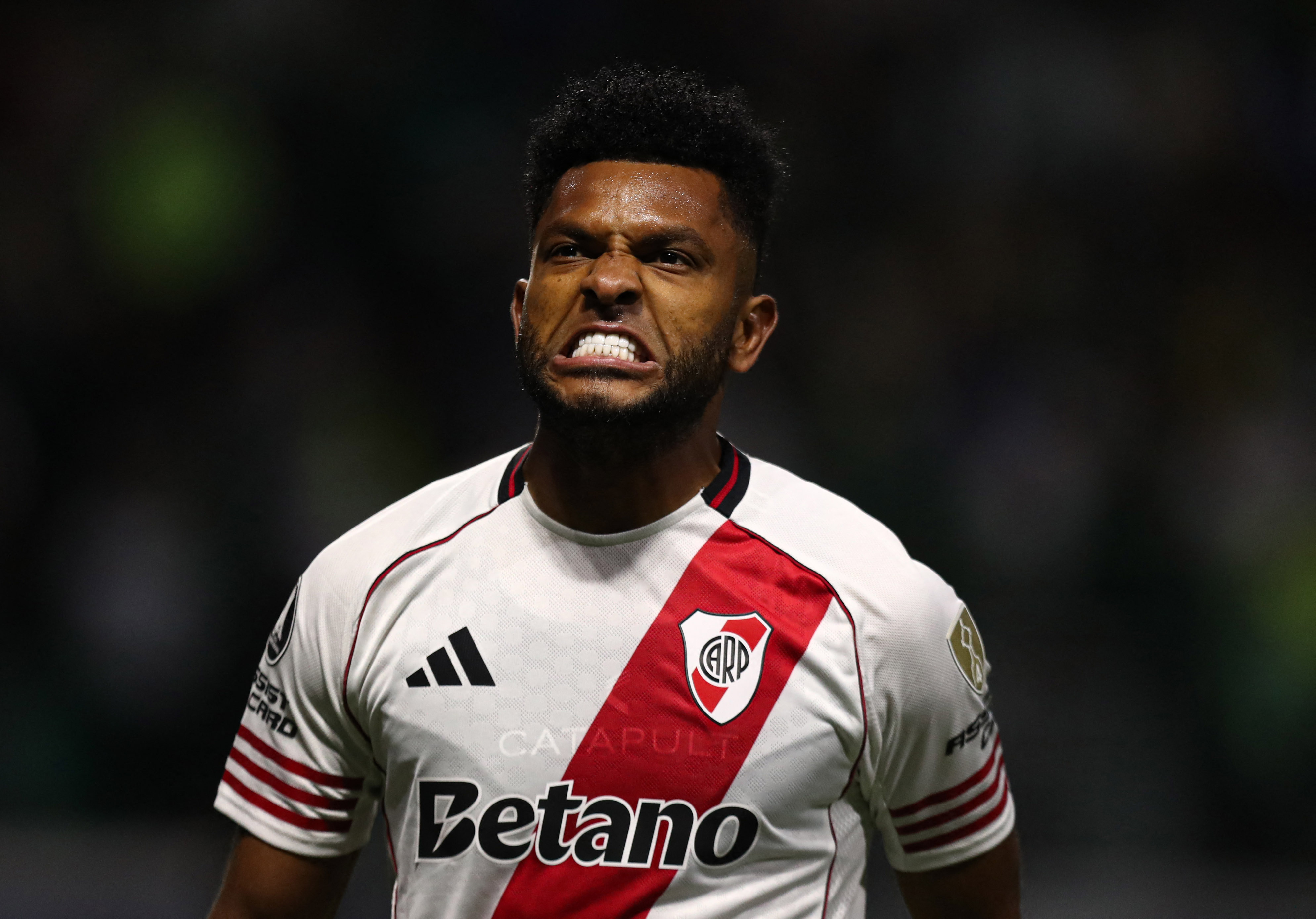 Una fuga de gas provocó un incendio con llamas de 12 metros en Caballito: dos personas resultaron heridas