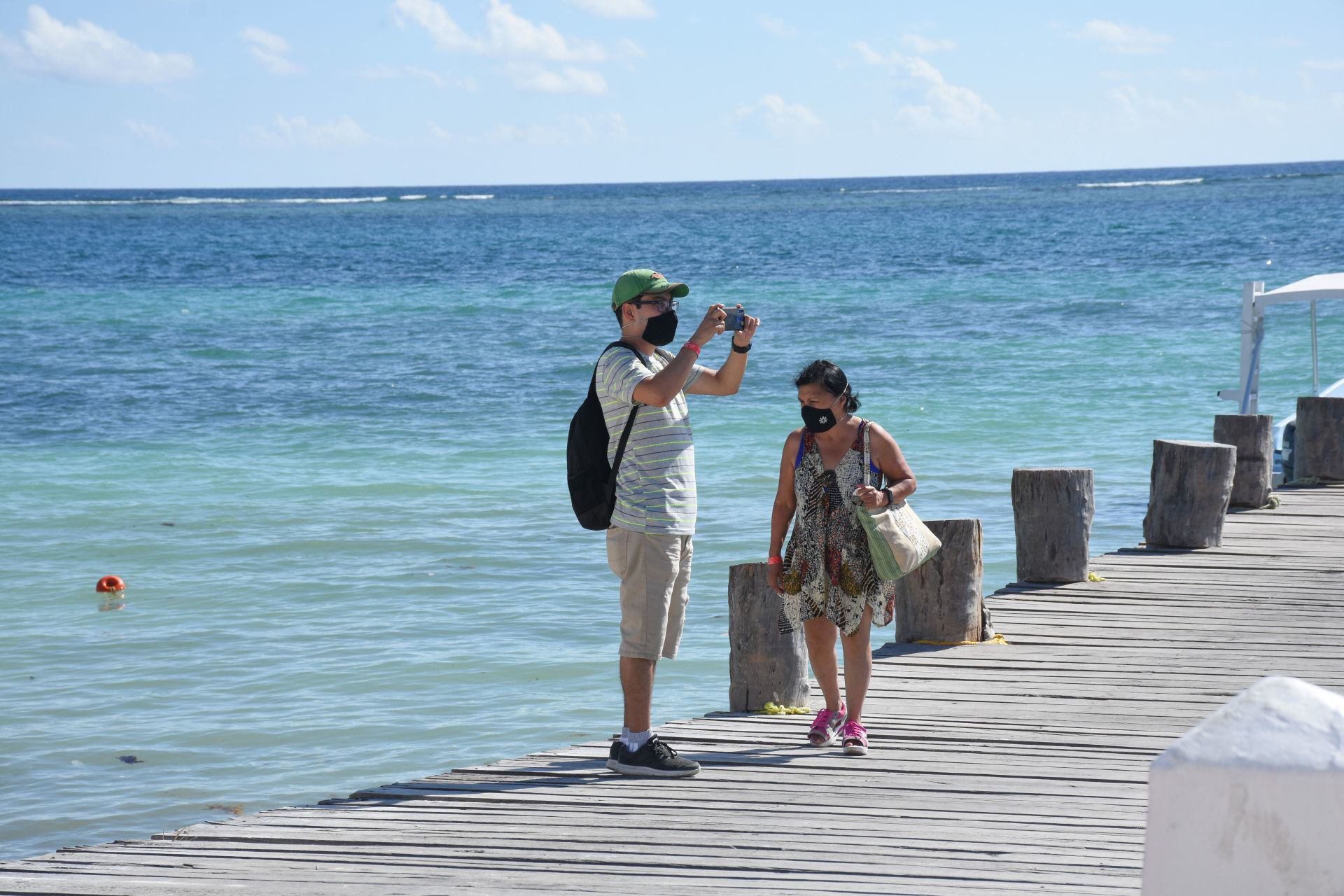 CANCÚN, QUINTANA ROO, 16DICIEMBRE2020.- El gobernador del estado, Carlos Joaquín González, decretó el uso obligatorio del cubrebocas en Quintana Roo, de no ser así habrá sanciones administrativas. Las reuniones deberán ser familiares y de 10 personas máximo, procurando respetar las medidas sanitarias, como parte de la lucha ante la pandemia de Covid-19. cuidando los hábitos., habrá multas y sanciones para quien ponga en peligro la salud. FOTO: ELIZABETH RUIZ/CUARTOSCURO.COM