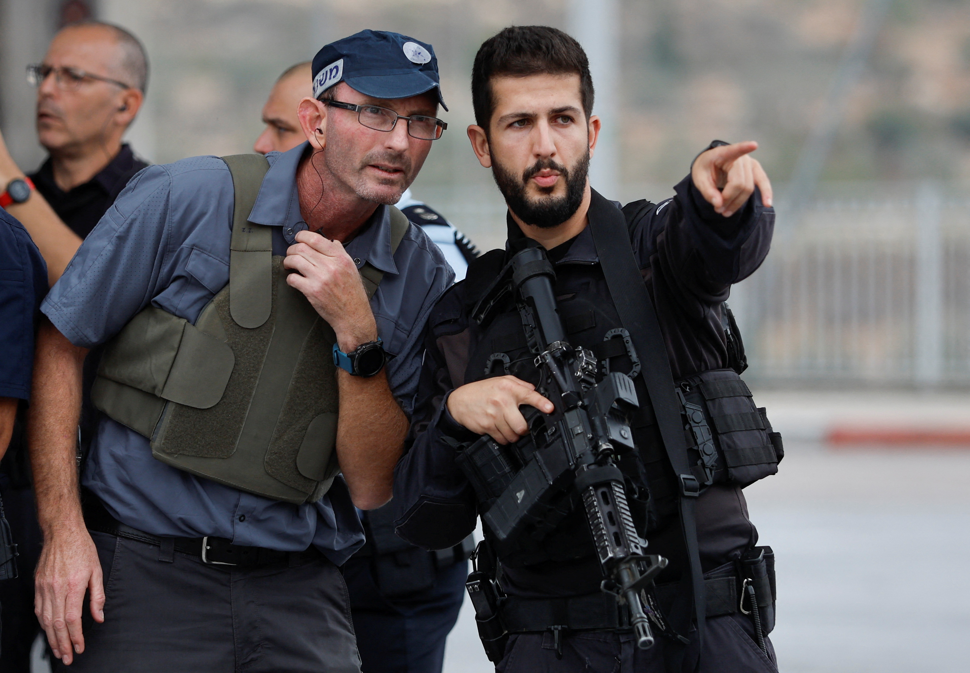 Miembros de las fuerzas israelíes trabajan en el lugar del ataque, en la zona industrial de Ariel, en Cisjordania, el 15 de noviembre de 2022. REUTERS/Ammar Awad
