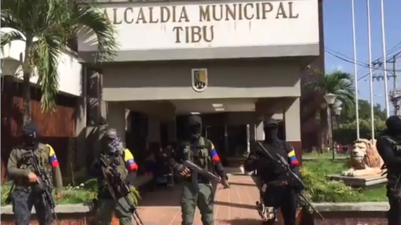Disidencias de Farc patrullan las calles de Tibú y graban en frente la alcaldía - Infobae