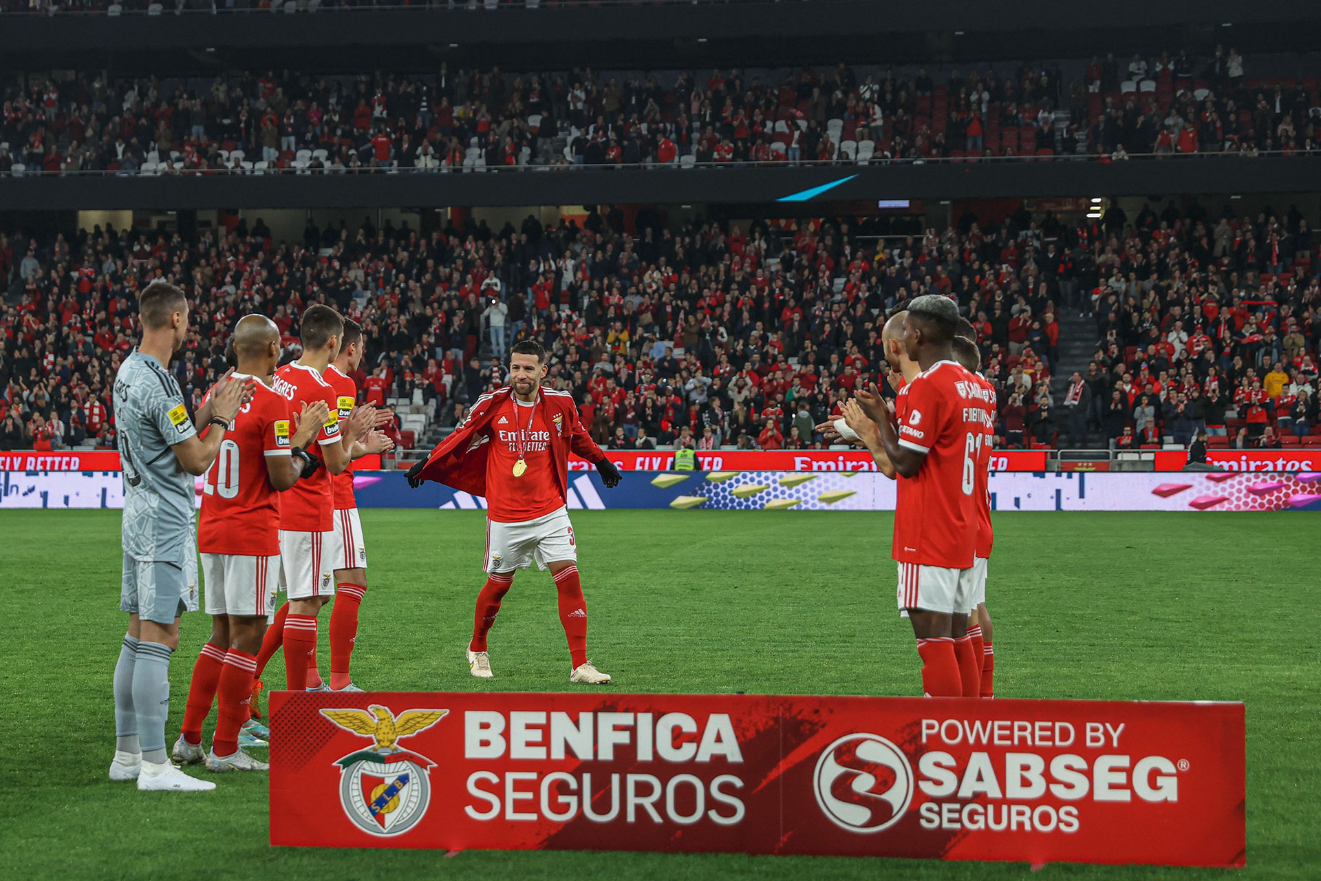 El Benfica le hizo un homenaje a Otamendi tras ser campeón con Argentina (Crédito: Twitter @SLBenfica)