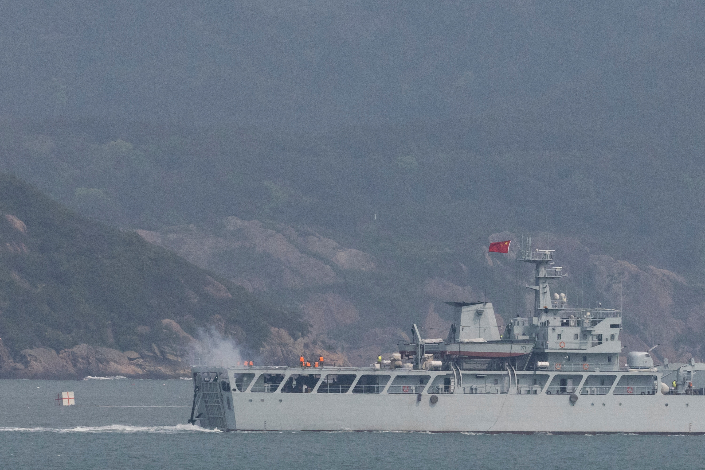 Un buque de guerra chino dispara hacia la costa durante un ejercicio militar cerca de Fuzhou, provincia de Fujian (REUTERS/Thomas Peter)