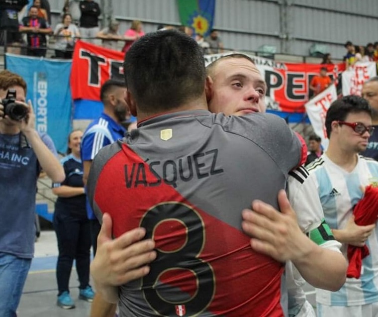 Abrazo de Jonathan Vásquez con un rival argentino.