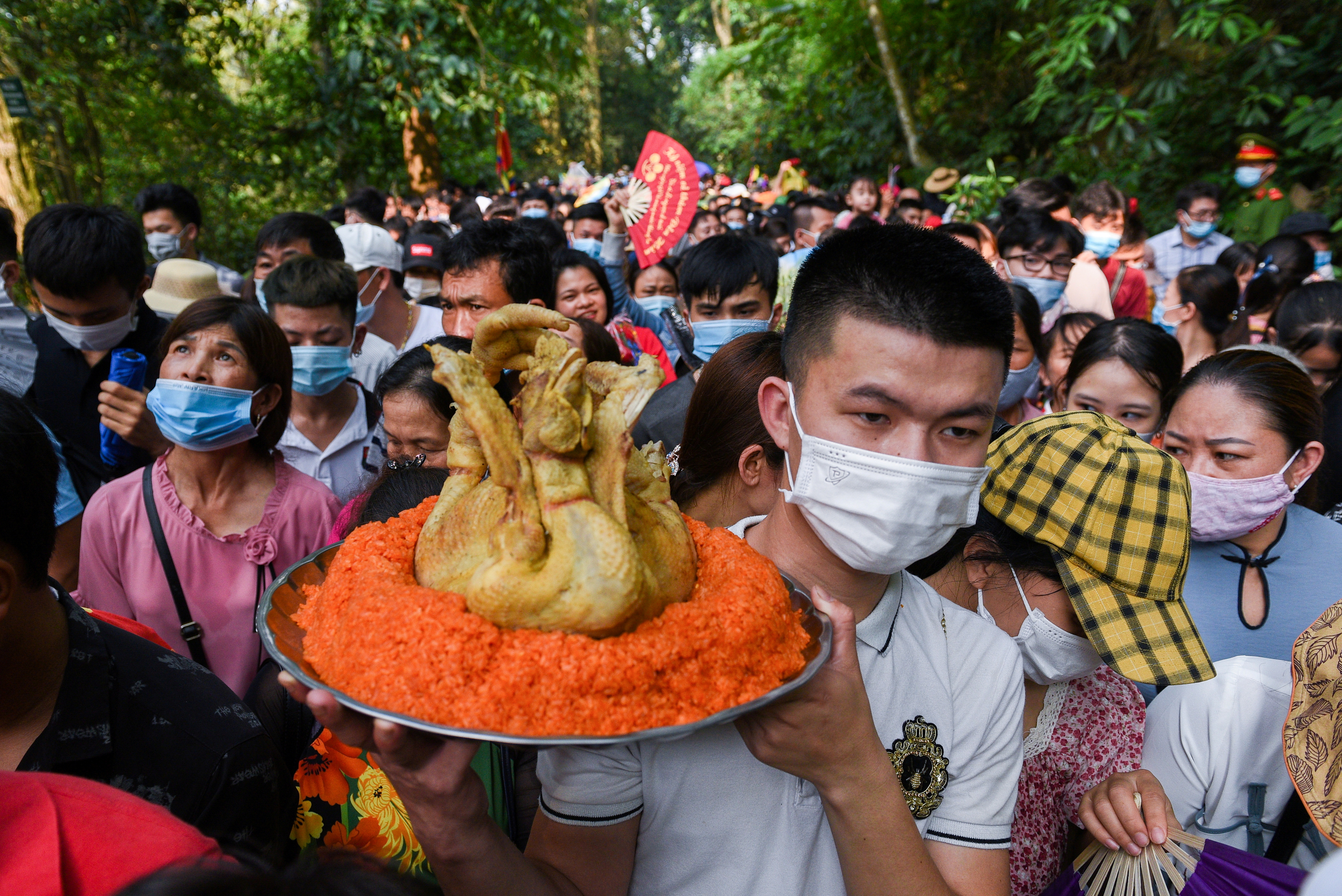 Personas festejan el festival en el templo Hung Kings temple in Phu Tho, Vietnam, en medio de la pandemia. REUTERS/Thanh Hue 