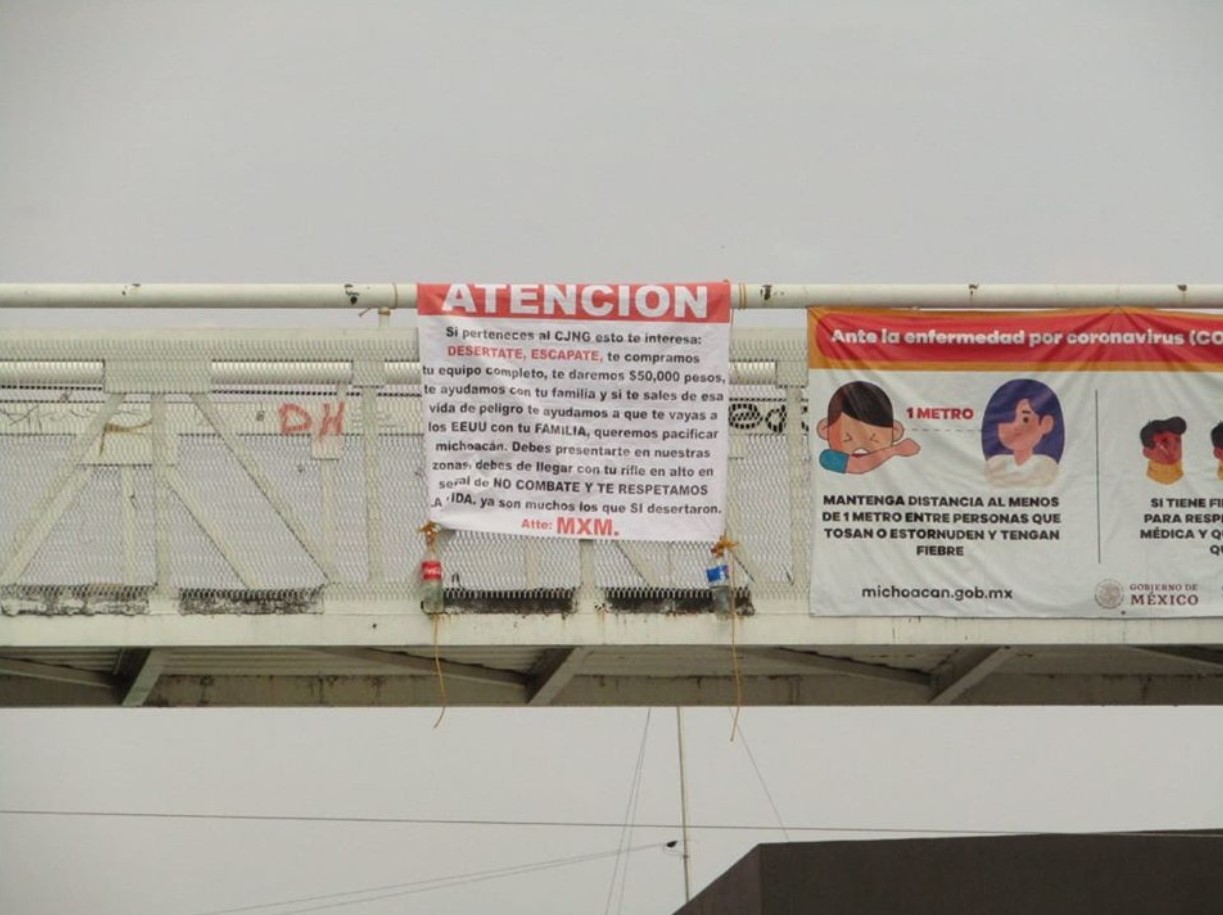 En las lonas también señalan que los ayudarán a ir junto con sus familias a EEUU (Foto: Twitter@just_some_d00d)