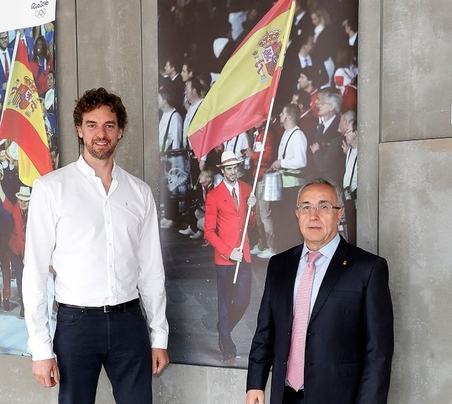 23/02/2021 El presidente del COE, Alejandro Blanco, junto al internacional de baloncesto Pau Gasol en la sede de dicho organismo en Madrid.
ESPAÑA EUROPA MADRID DEPORTES
COE