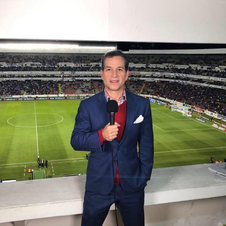 El comentarista deportivo dio a conocer que se contagió de COVID-19 y por eso no participó en el México vs Ecuador con el Perro Bermúdez (Foto: FB/ Javier Alarcon)