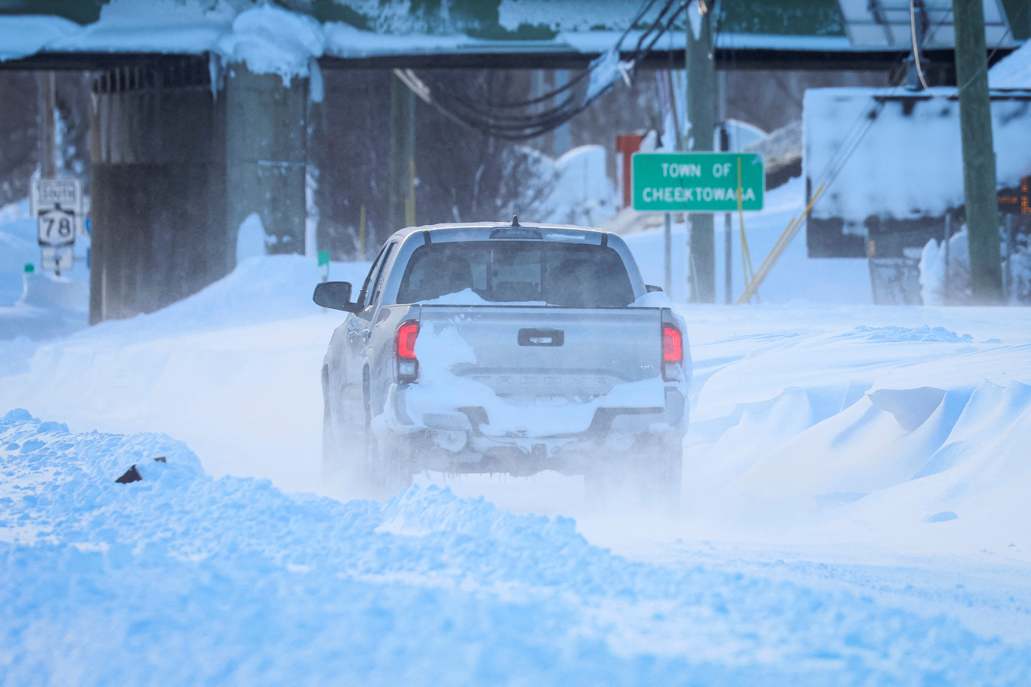 Un camión circula por una carretera cubierta de nieve tras una tormenta invernal que azotó la región de Buffalo en Amherst, Nueva York, Estados Unidos, 25 de diciembre de 2022.  