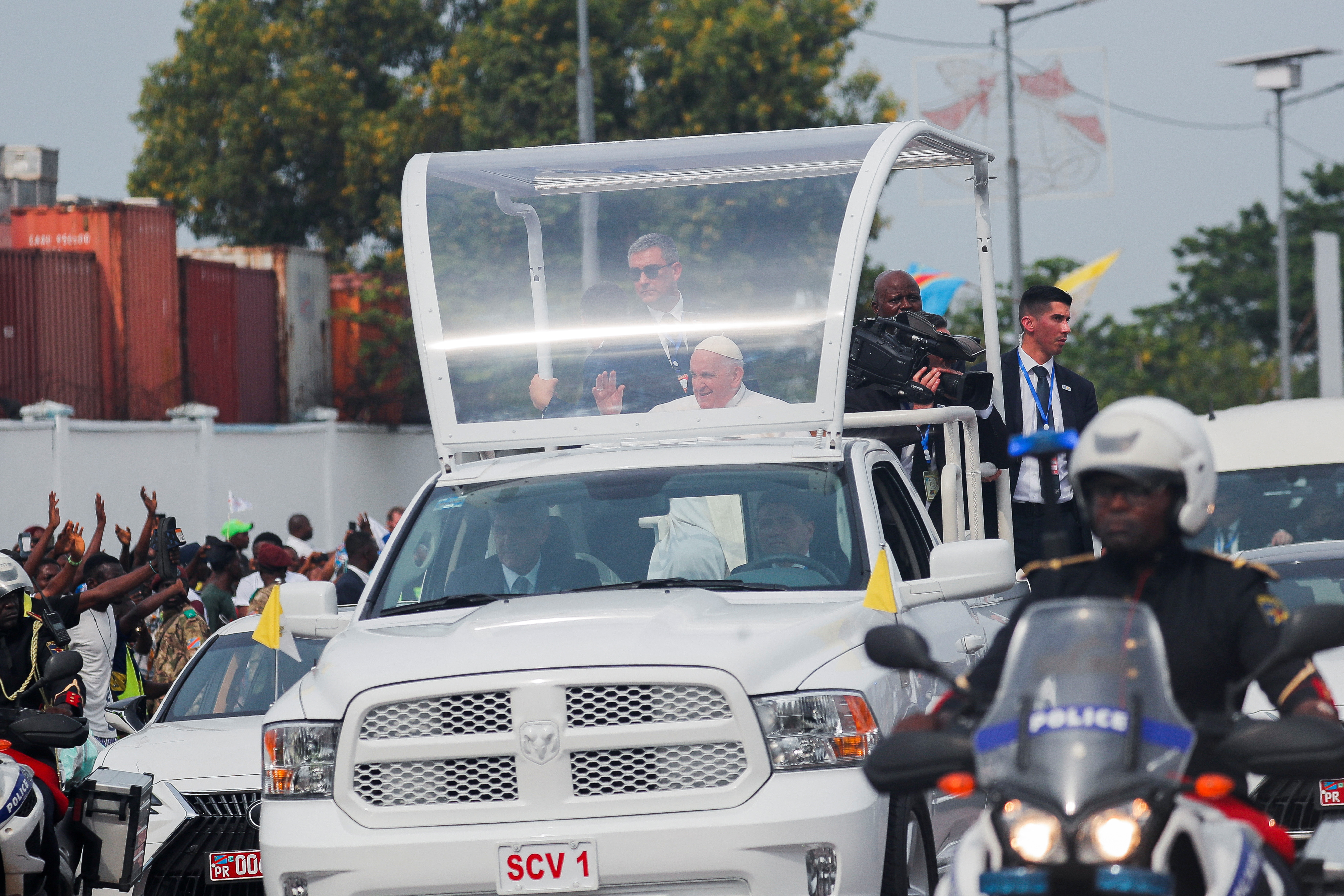 Francisco es recibido por los residentes de Kinshasa cuando comienza su viaje apostólico, en Kinshasa, República Democrática del Congo, 31 de enero de 2023. REUTERS/Luc Gnago