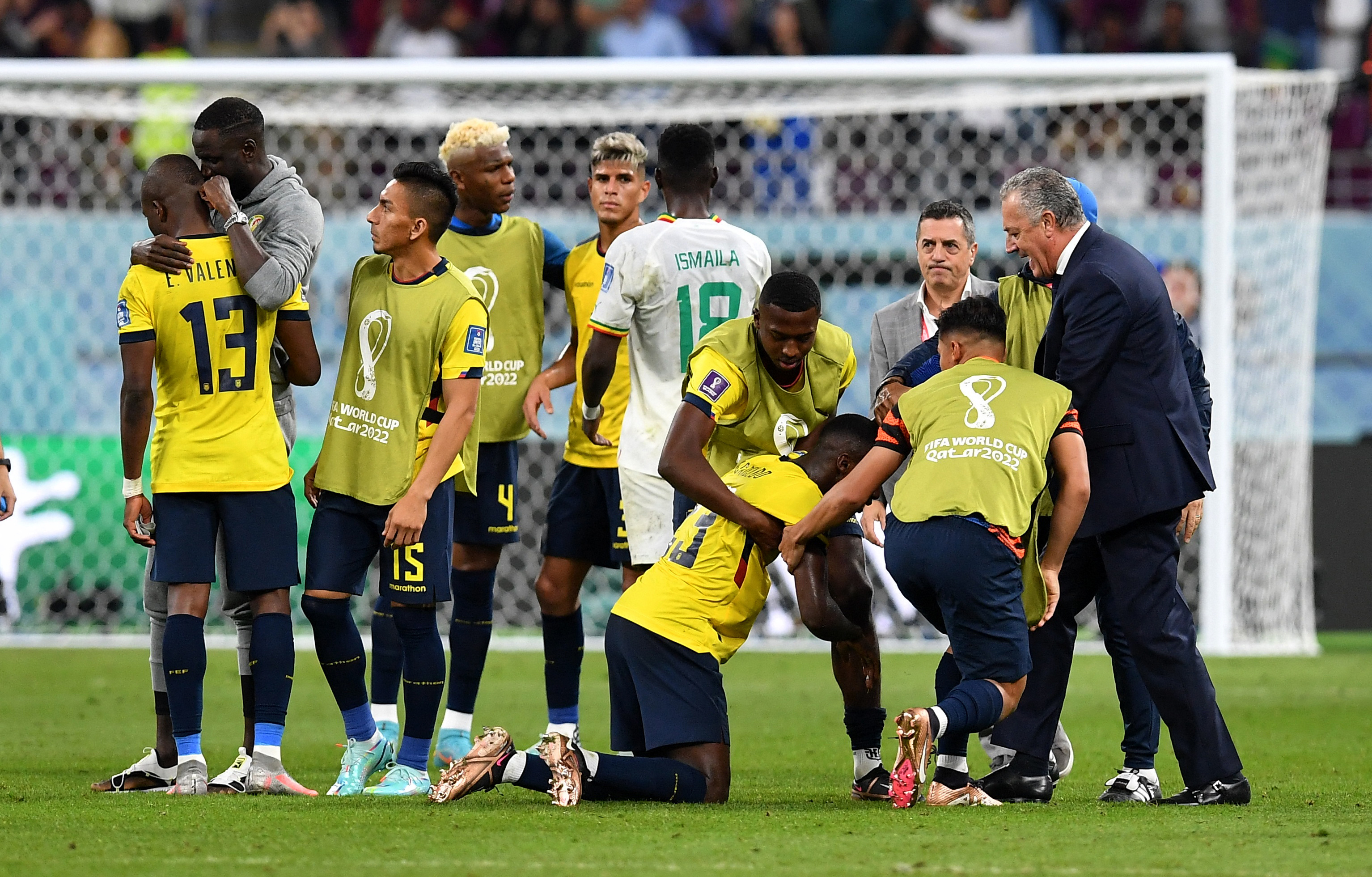 Moisés Caicedo y sus compañeros de equipo de Ecuador parecen abatidos después de ser eliminados de la Copa del Mundo. El entrenador Gustavo Alfaro intenta reanimarlos (REUTERS/Jennifer Lorenzini) 