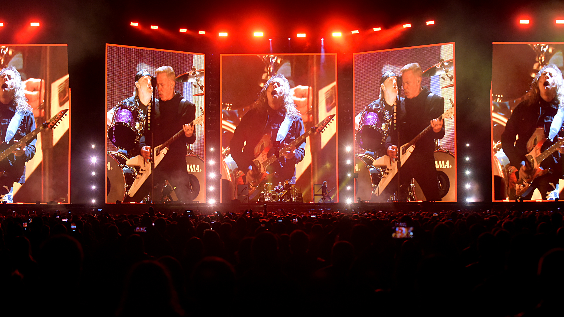 Las poderosas guitarras de James Hetfield y Kirk Hammett, desde las pantallas del show de Metallica