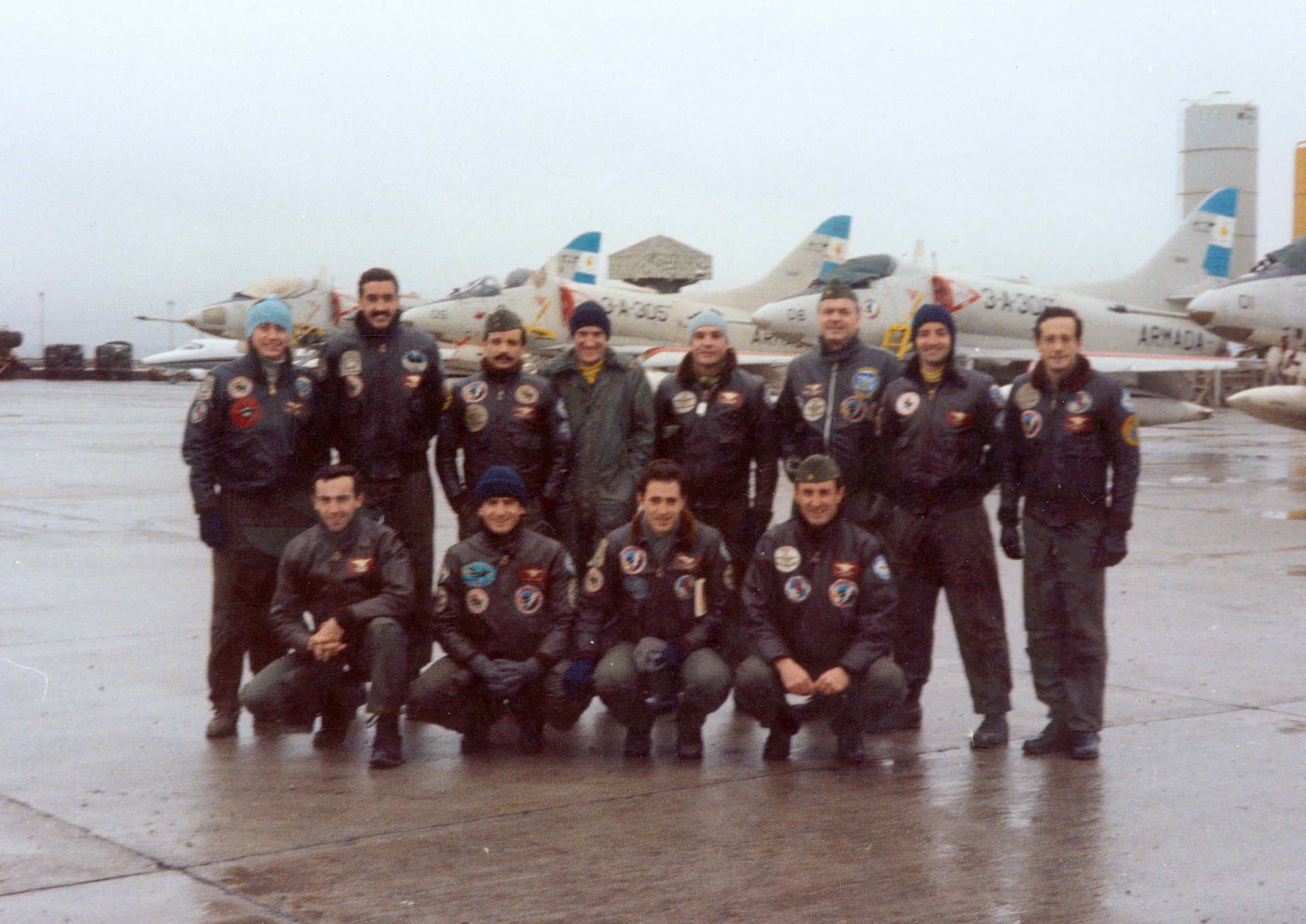 La tercera EscuadrillaAeronaval de Caza y Ataque dejó de operar en el portaaviones y se mudó a Río Grande en Mayo 1982. Arriba (de izquierda a derecha) los pilotos Sylvester, Lecour, Oliveira, Zubizarreta, Arca, Castro Fox, Róloto y Benitez. Abajo: Medici, Márquez, Olmedo y Philippi.