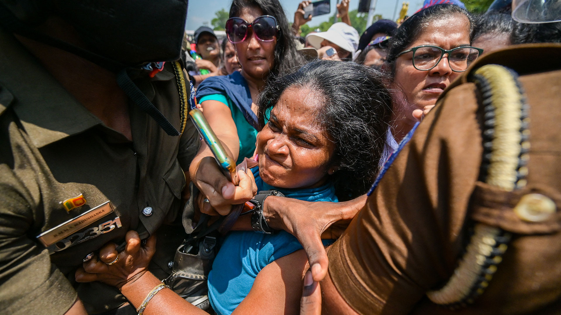 Los manifestantes antigubernamentales se pelean con la policía durante una protesta organizada por el grupo "Mujeres por los derechos" con motivo del Día Internacional de la Mujer contra las reformas fiscales propuestas y la crisis económica del país, cerca del edificio del parlamento en Colombo, Sri Lanka.
