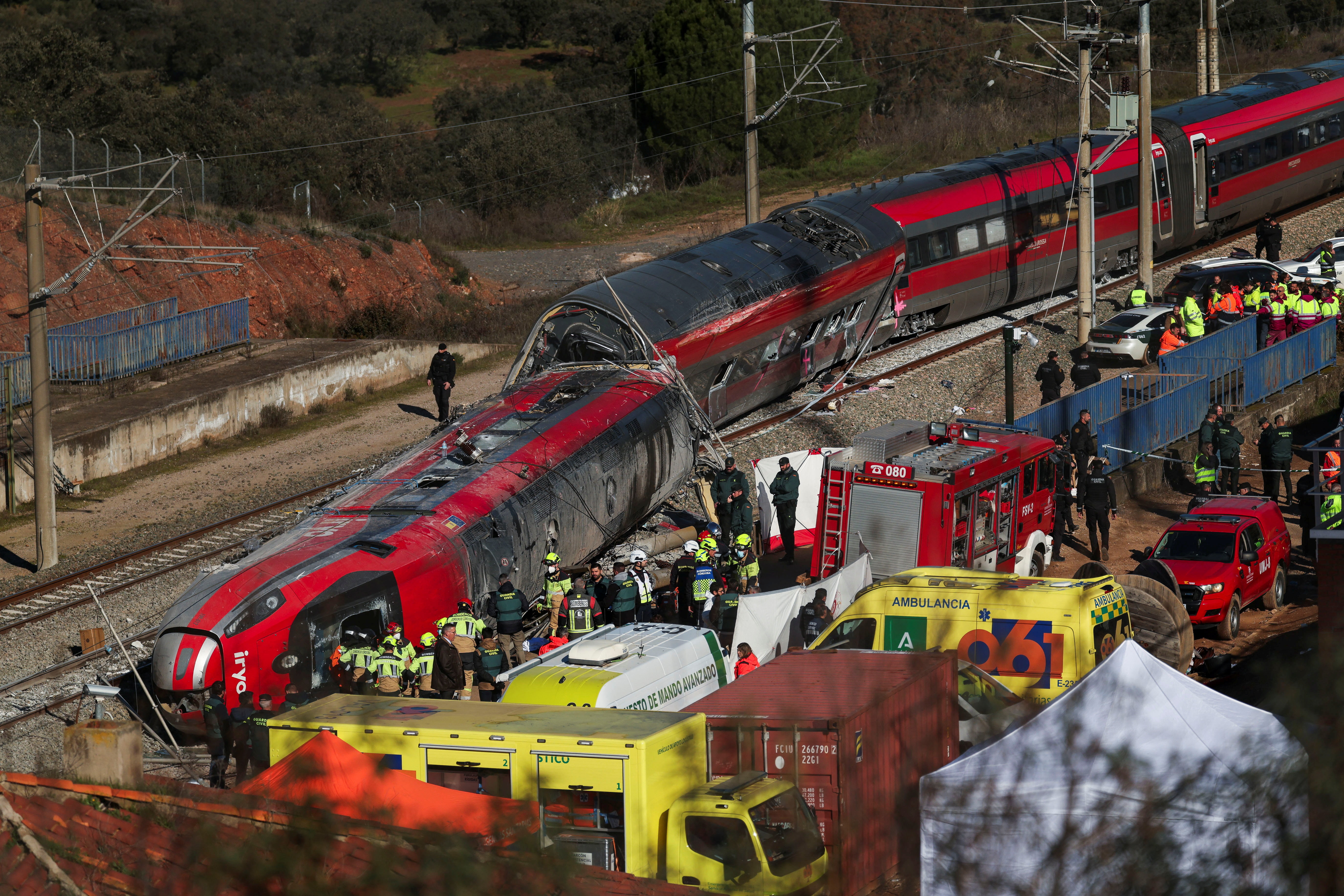 Vídeo | Las imágenes aéreas del accidente ferroviario de Adamuz: una recta con  un cambio de vía, dos trenes y cientos de rescatistas - Infobae