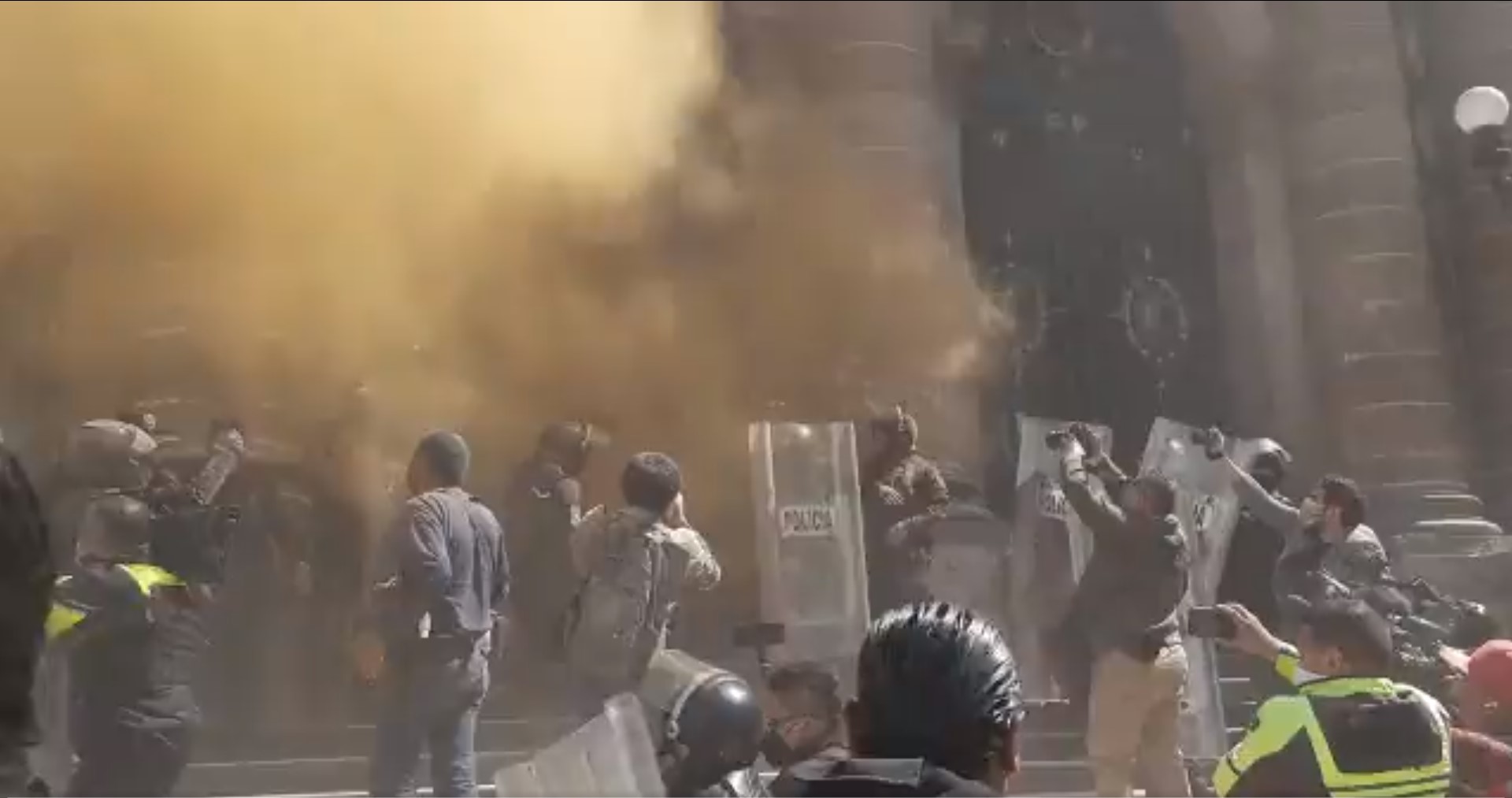 Se reportó presencia de humo de extintores en la manifestación en el Congreso de la CDMX (Captura de pantalla)