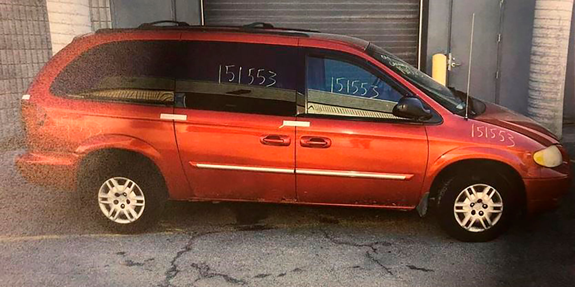 La Dodge Caravan roja, modelo 2004 del asesino serial. Cuando la policía logró conectar el vehículo con los crímenes, el tiempo comenzó a correr en contra para McArthur