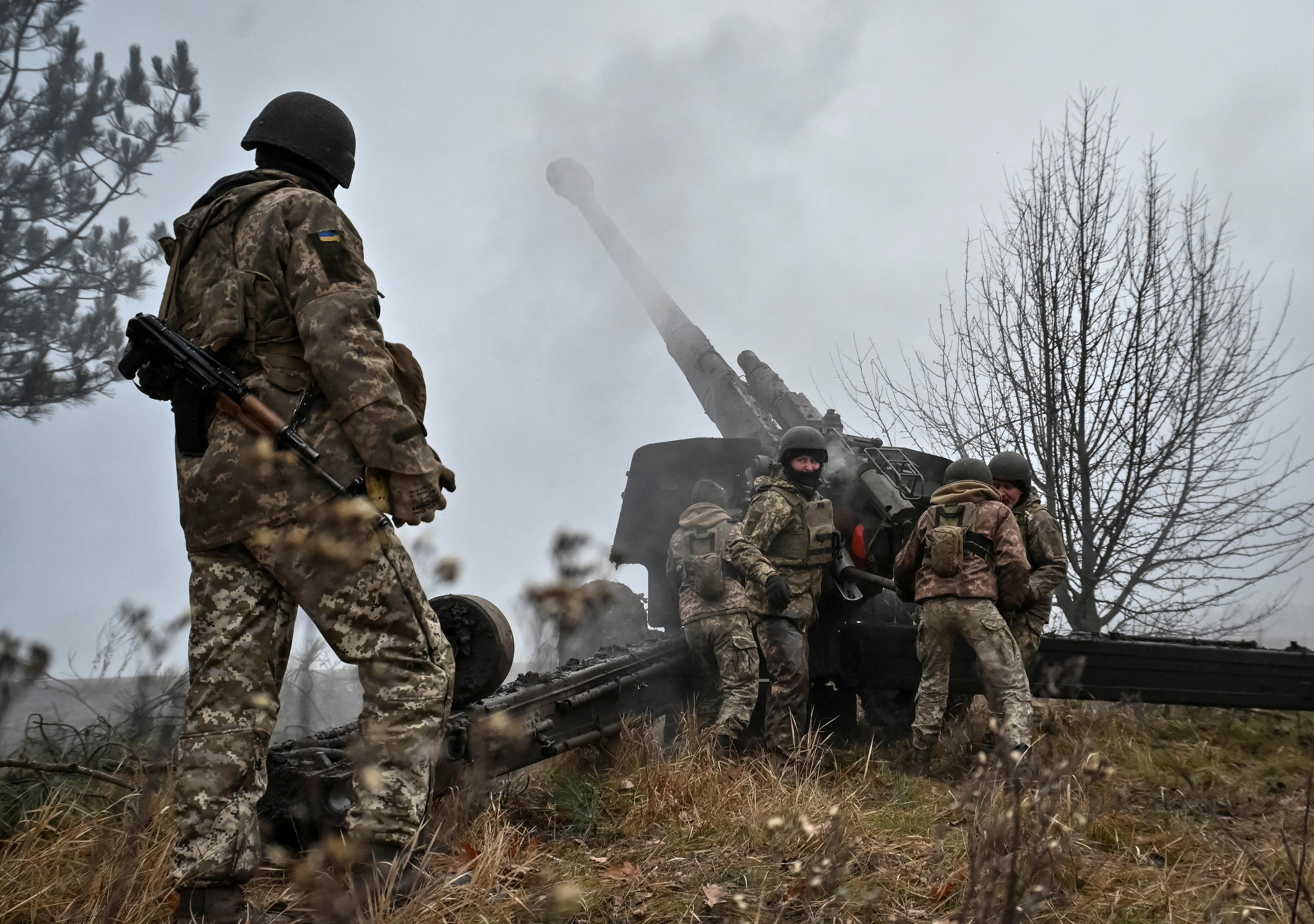 Soldados ucranianos disparan en el frente de Zaporizhzhia (REUTERS/Stringer)