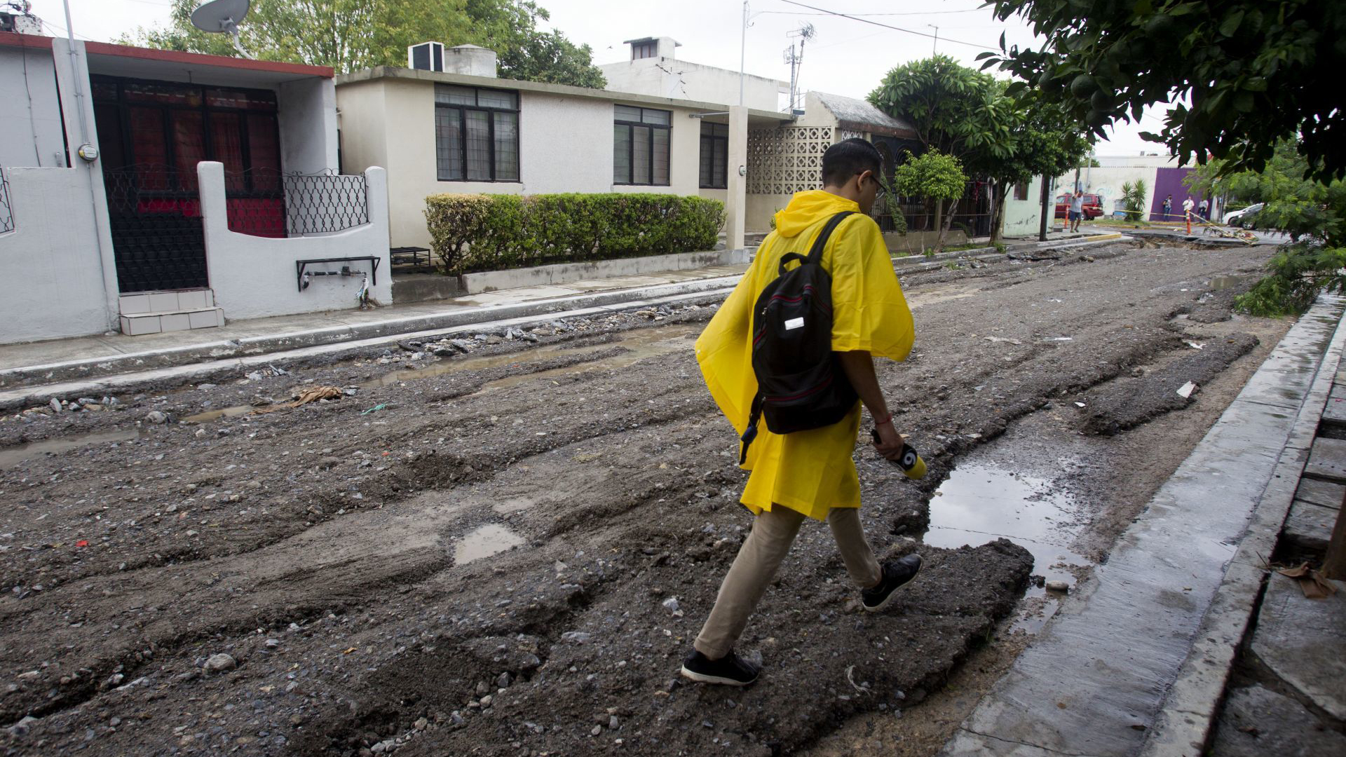 En algunas calles la fuerza del agua levanto el pavimento y se formaron hoyos.