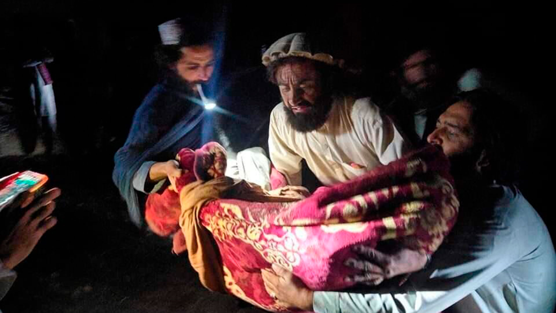 En esta foto publicada por la agencia de noticias estatal Bakhtar, los afganos evacuan a los heridos en un terremoto en la provincia de Paktika, este de Afganistán, el miércoles 22 de junio de 2022. (Agencia de noticias Bakhtar vía AP)