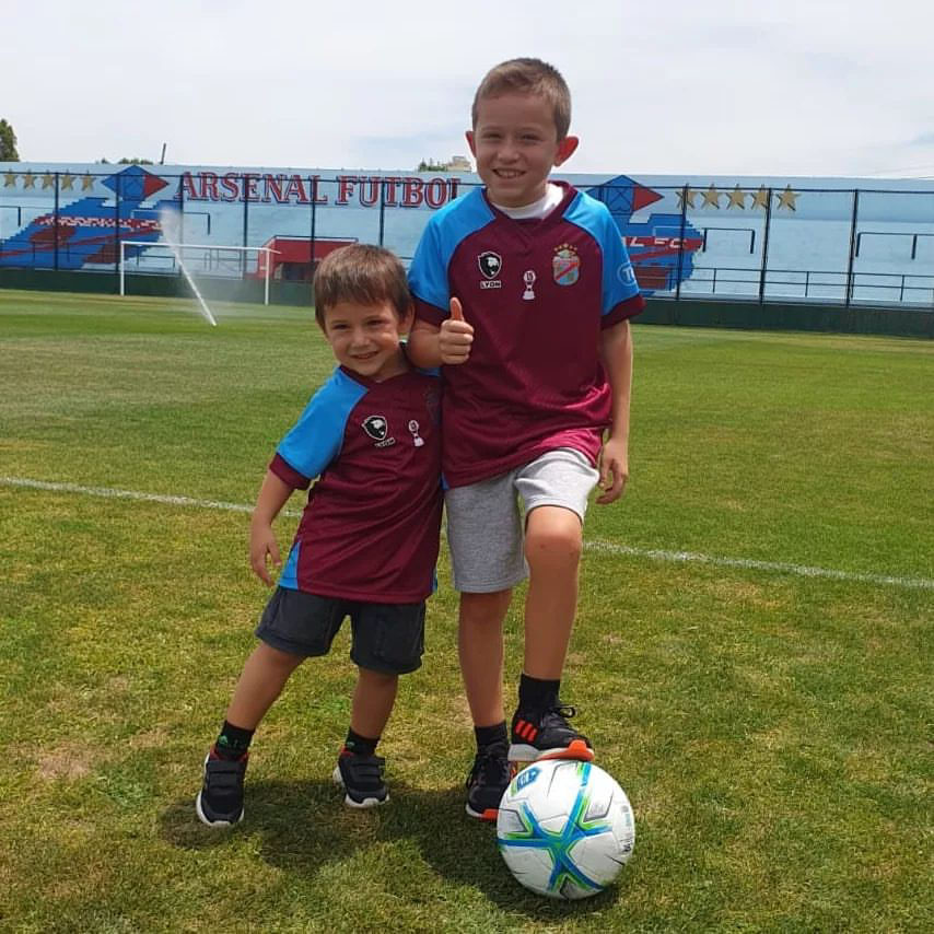 El Papu Gómez y su familia visitaron las instalaciones de Arsenal de Sarandí tras el Mundial (Instagram)