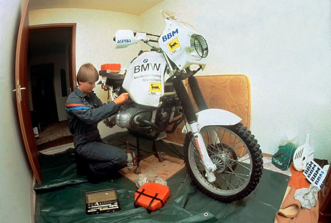 En su pequeño departamento de Munich donde preparó su primera moto de carrera. Tenía 25 años (Foto: www.jutta-kleinschmidt.de)