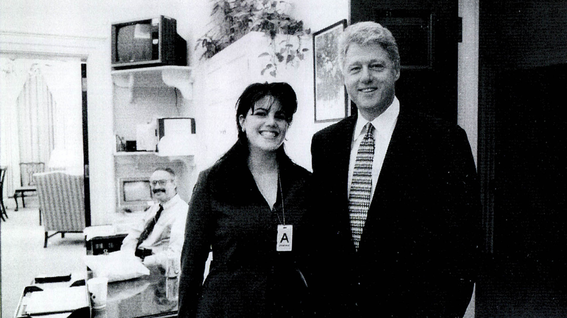 Bill Clinton y Mónica Lewinsky en la Casa Blanca en una imagen que sirvió como prueba en el juicio contra el ex presidente