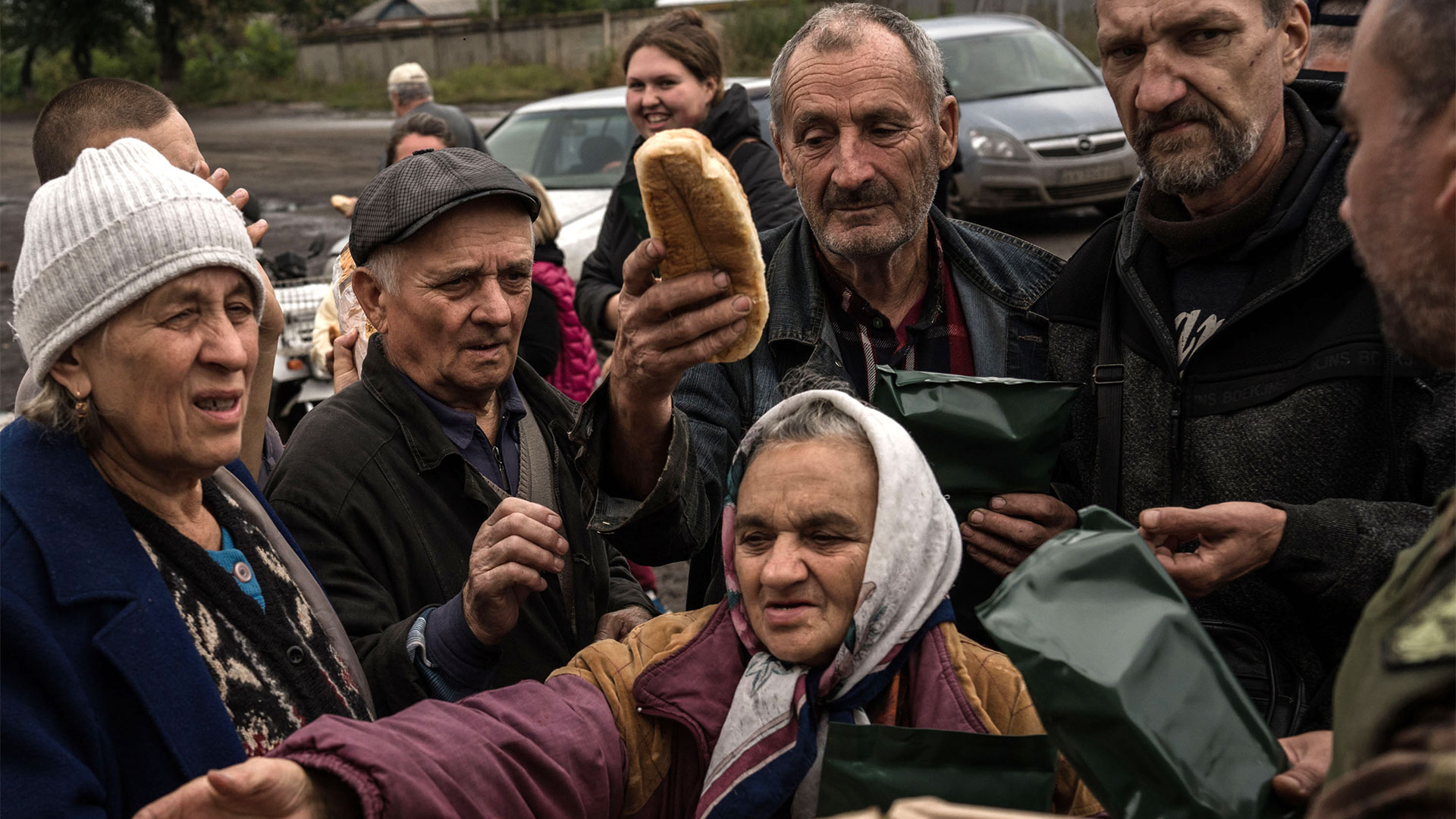 Los residentes de Izyum recogen pan esta semana, entre su primera ayuda humanitaria en meses (Foto para The Washington Post de Wojciech Grzedzinski)