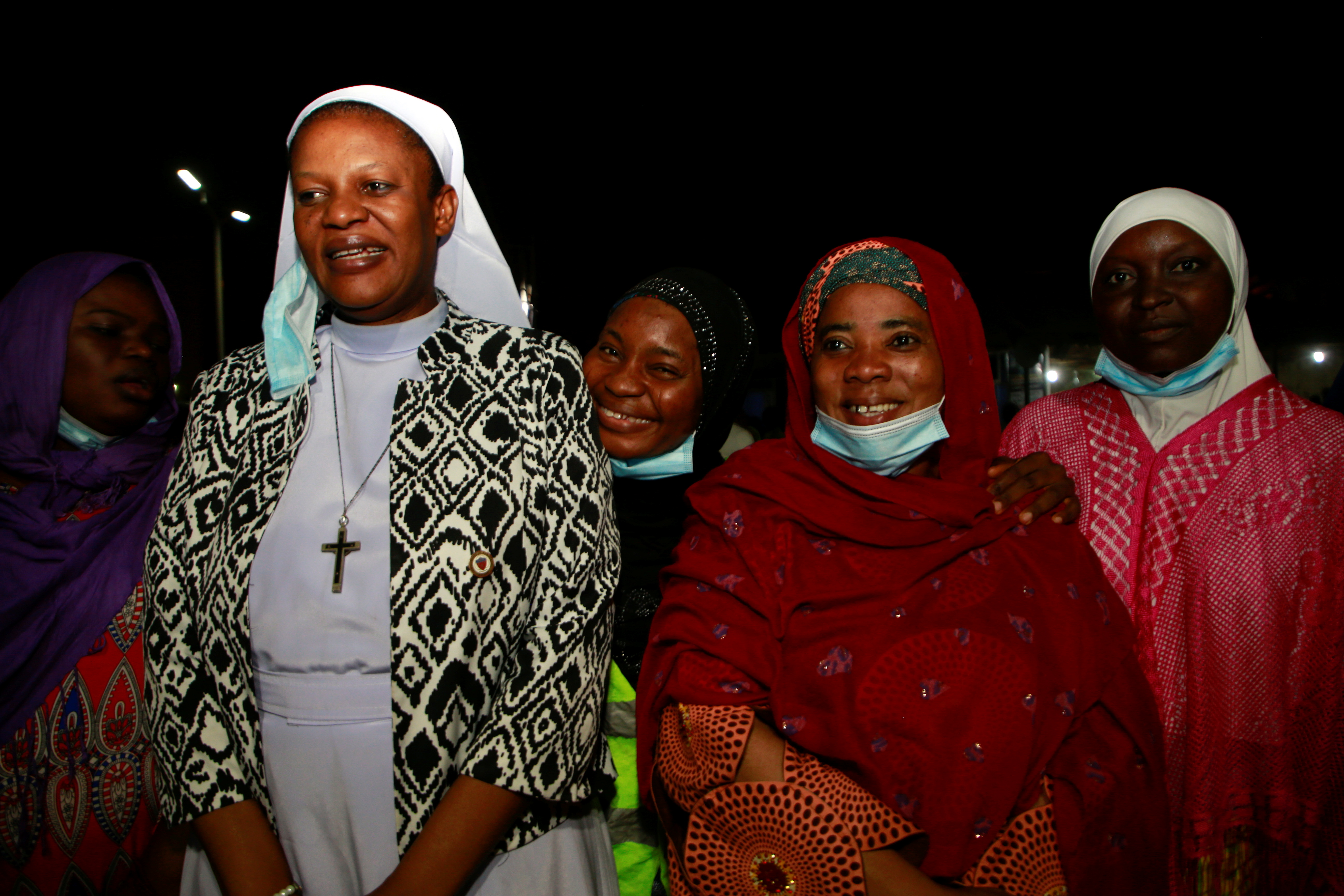 Una monja de la Fundación Cardenal Onaiyekan por la Paz junto a mujeres musulmanas.
 REUTERS / Afolabi Sotunde
