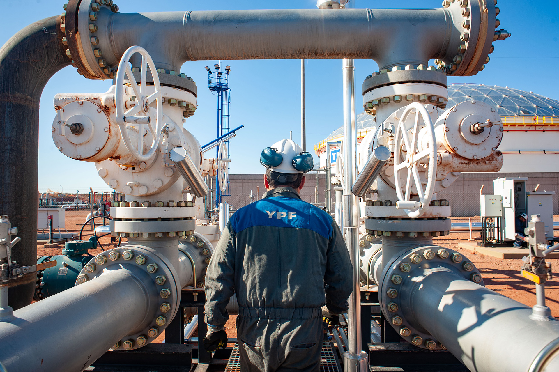 YPF cerró la compra de dos codiciados yacimientos petroleros de la francesa Total en Vaca Muerta