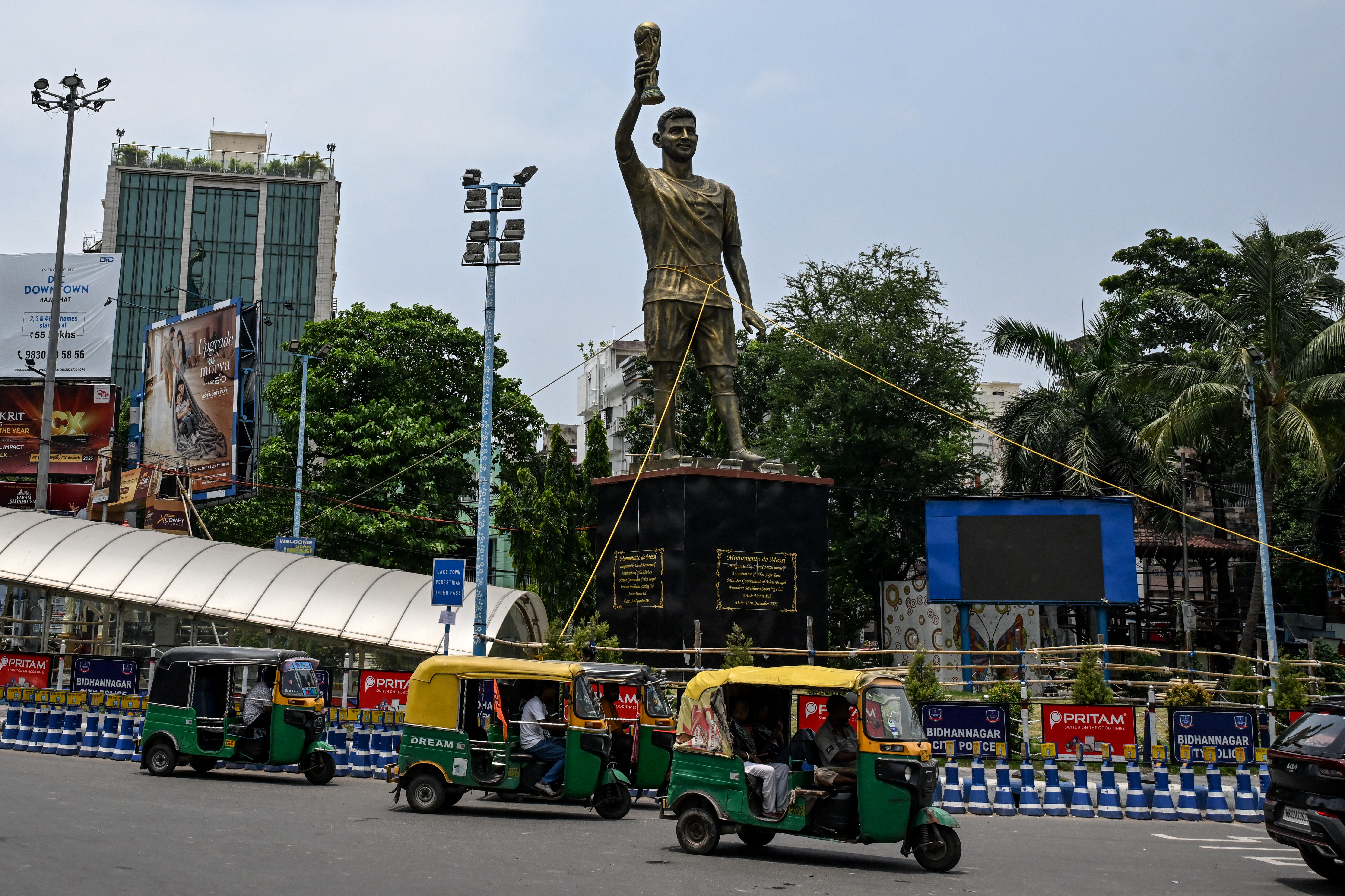 Retiran la estatua gigante de Messi en India a cinco meses de su inauguraci&oacute;n: los inquietantes motivos