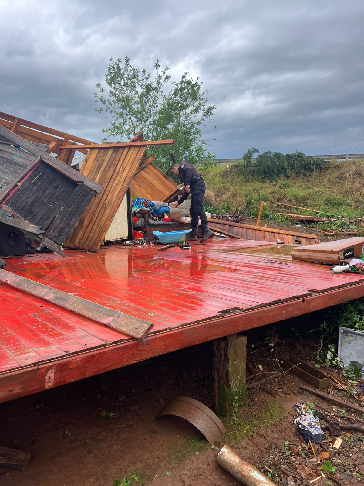 Murió un agricultor durante un fuerte temporal que afectó a Misiones: casas destruidas y familias evacuadas