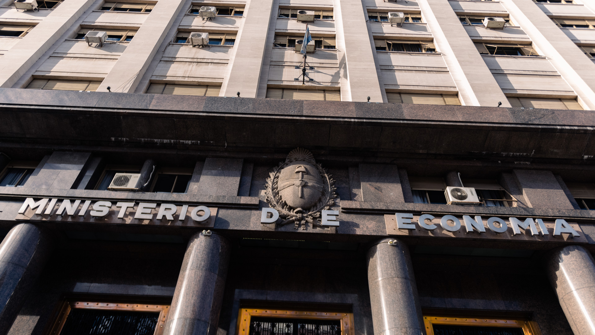 La mayor parte de la liquidez bancaria está colocada en títulos públicos ilíquidos y defaulteables constituyendo una hipoteca de valor incierto sobre el ahorro de los argentinos (Adrian Escandar)