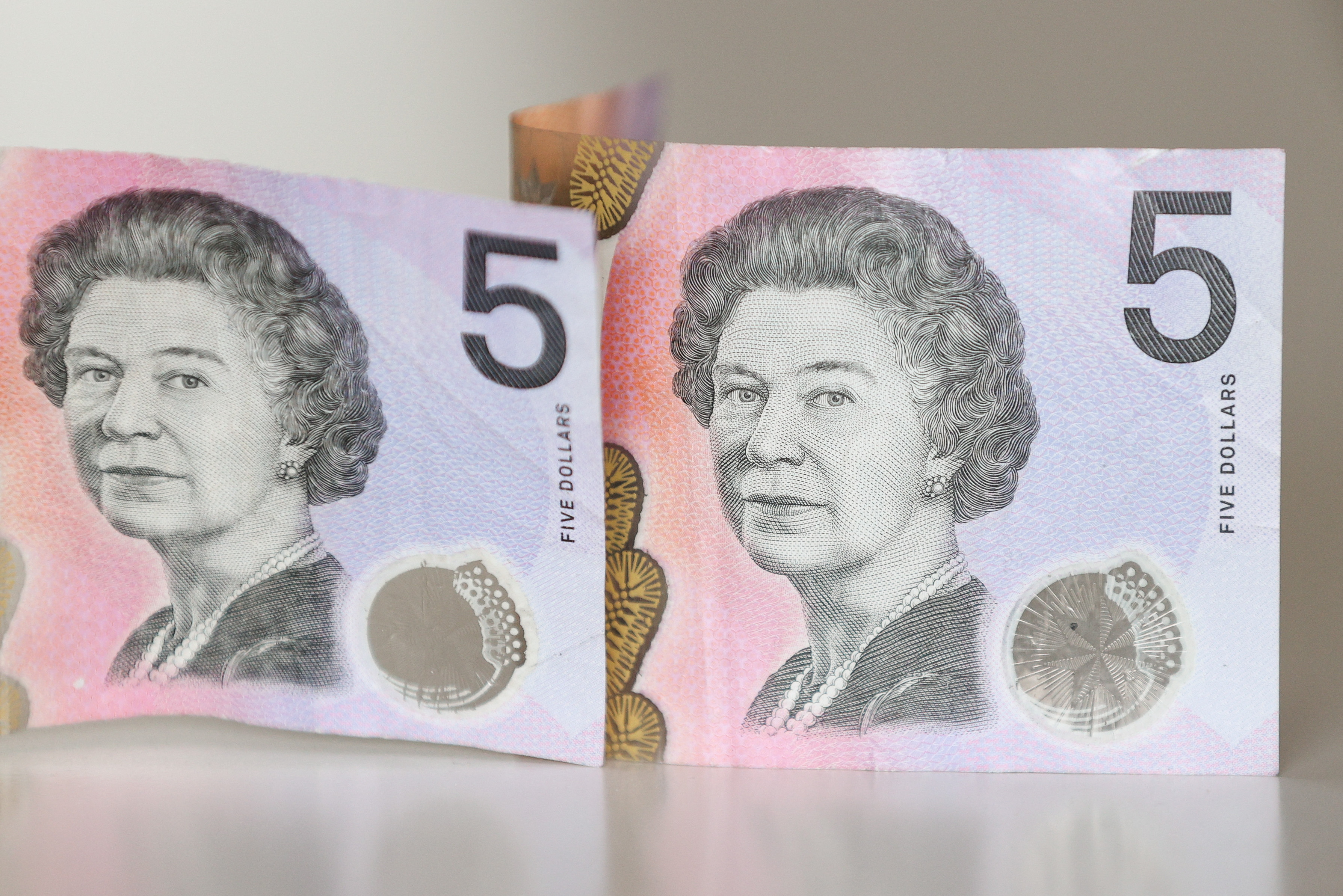 Australia reemplazará la imagen de la reina Isabel II de sus billetes de 5 dólares. (REUTERS)