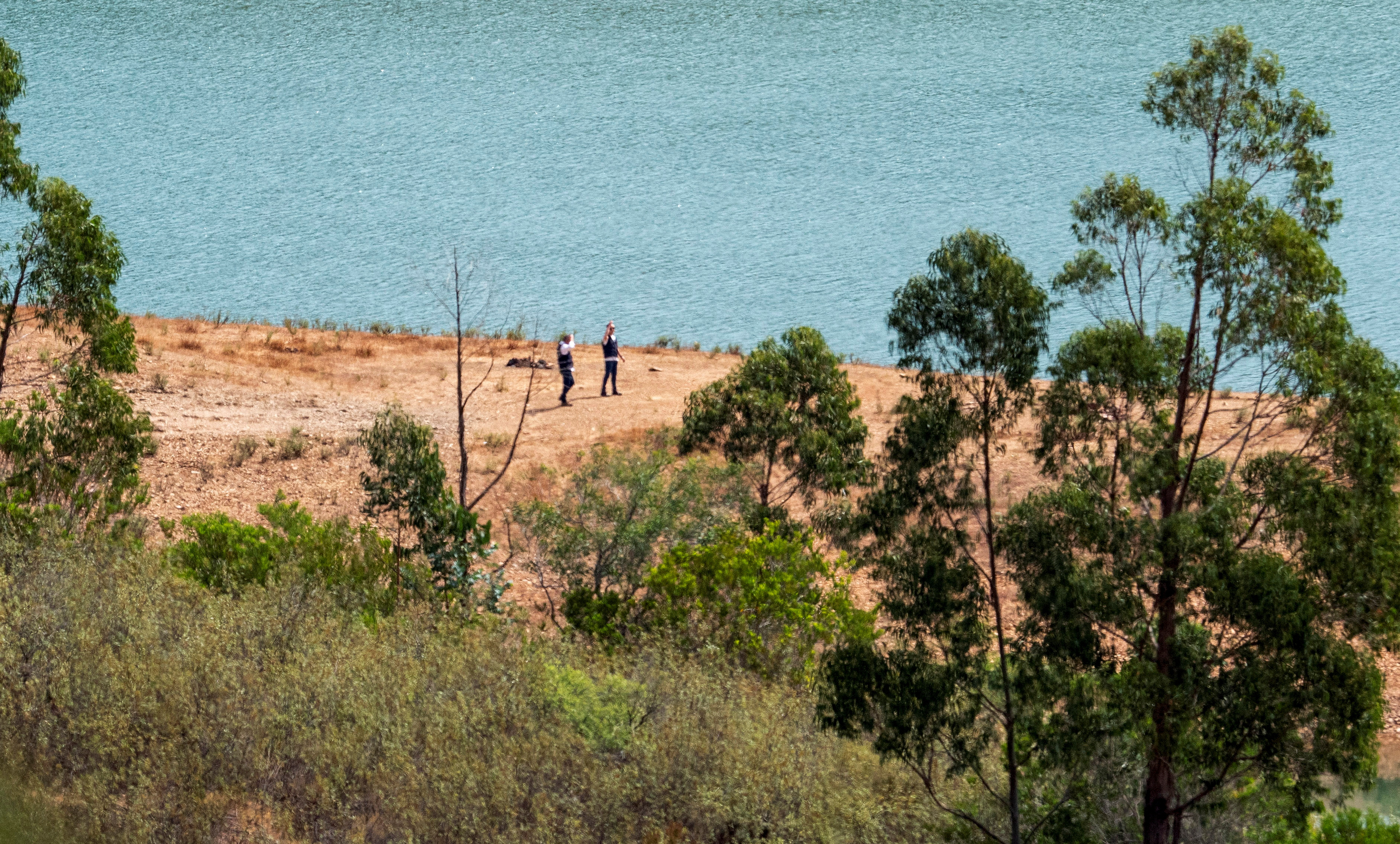Policías cerca del embalse en el que se llevará adelante la búsqueda (REUTERS/Luis Ferreira)