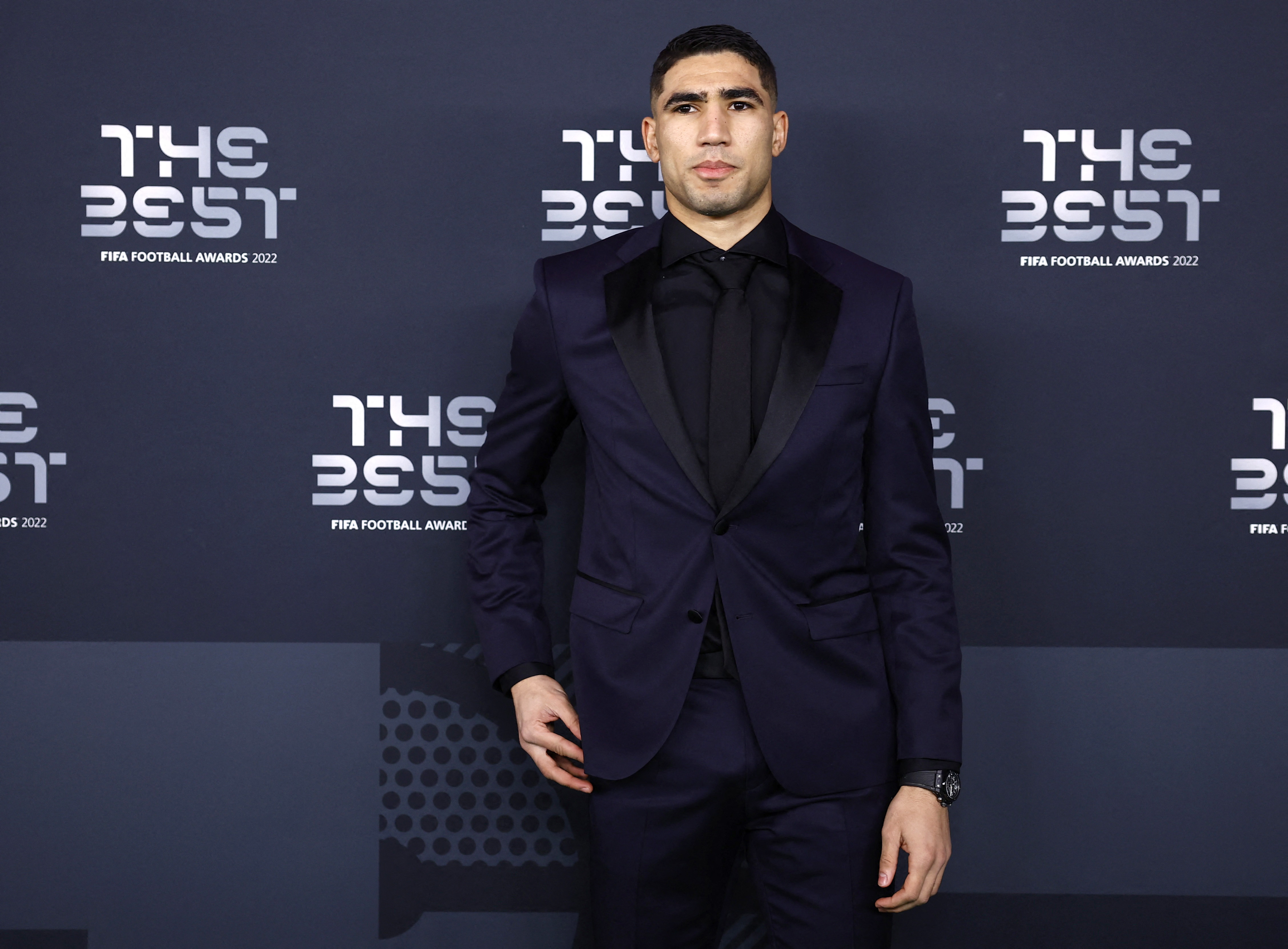 Achraf Hakimi, compañero de Messi en el PSG, asistió a los premios The Best con un look en el que predominaron los tonos oscuros: camisa y corbata negras y saco azul marino /REUTERS/Sarah Meyssonnier