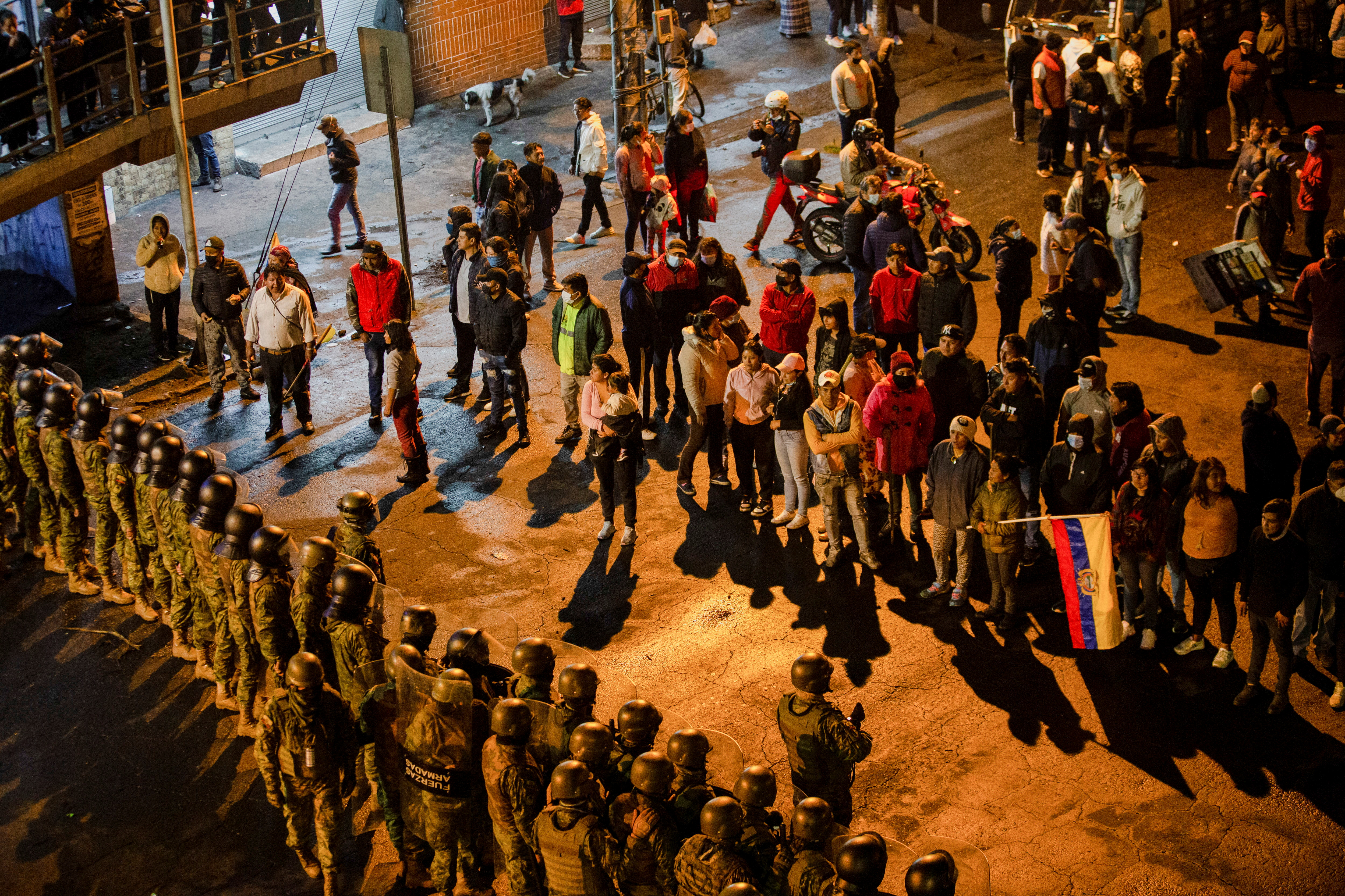 Los choques entre los manifestantes indígenas y las fuerzas de seguridad dejaron al menos 79 civiles detenidos y 55 heridos (REUTERS/Johanna Alarcon)